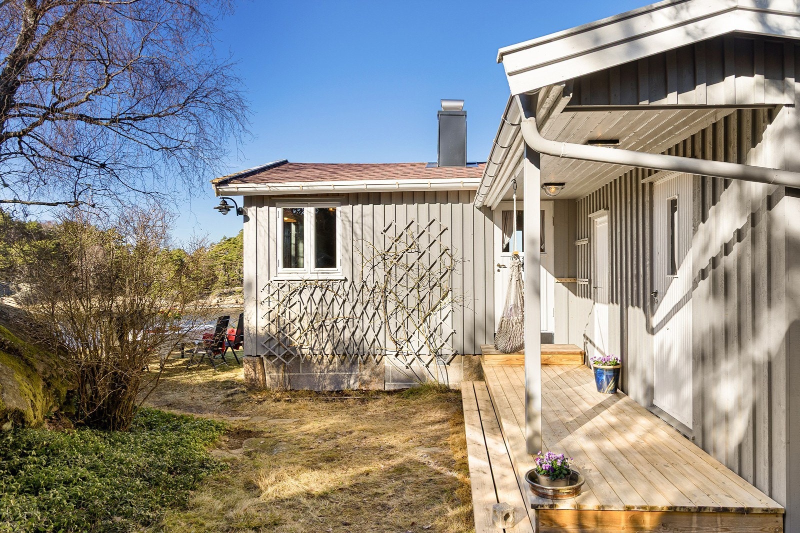 Til begge soverom er det utvendig adkomst fra plattingen foran entreen. Galleribilde