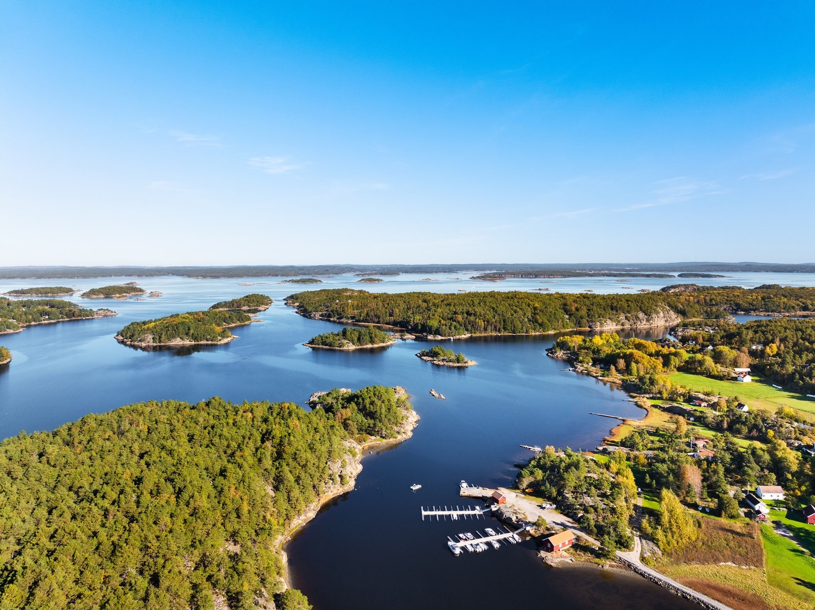 Leid båtplass á 3 meter bredde medfølger i Botnekilveien Båthavn, årlig leie er p.t. kr 9.000,-. Galleribilde