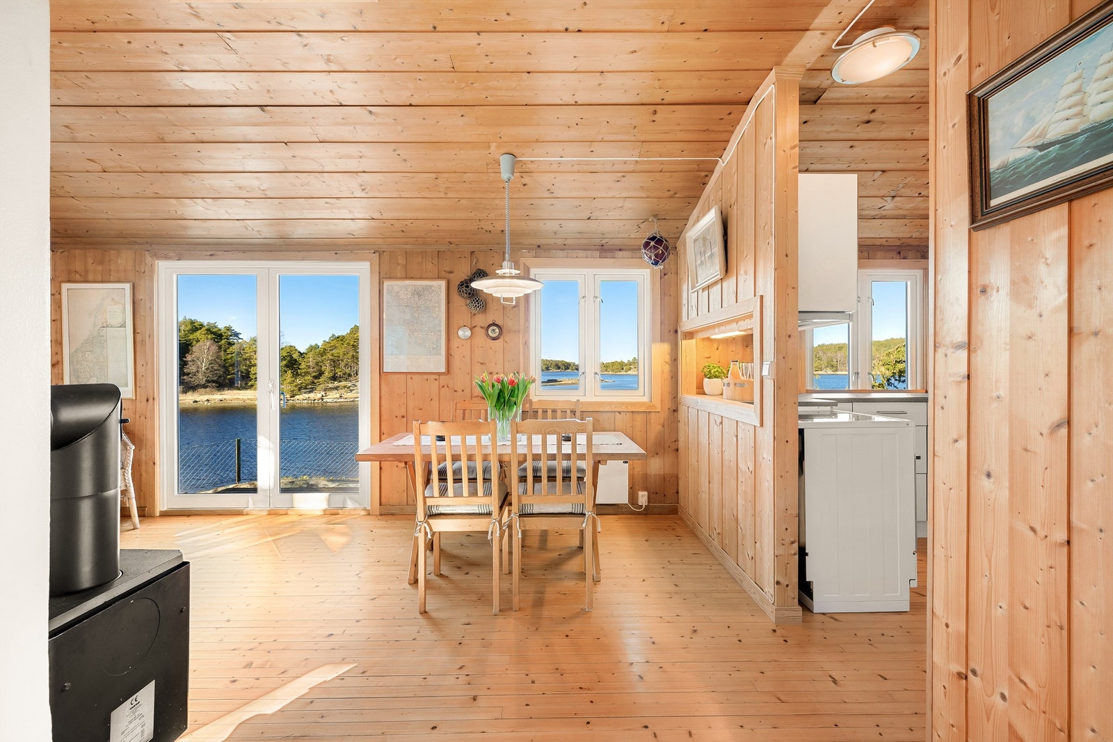 Sjøutsikten får du glede av selv mens du står på kjøkkenet. Galleribilde