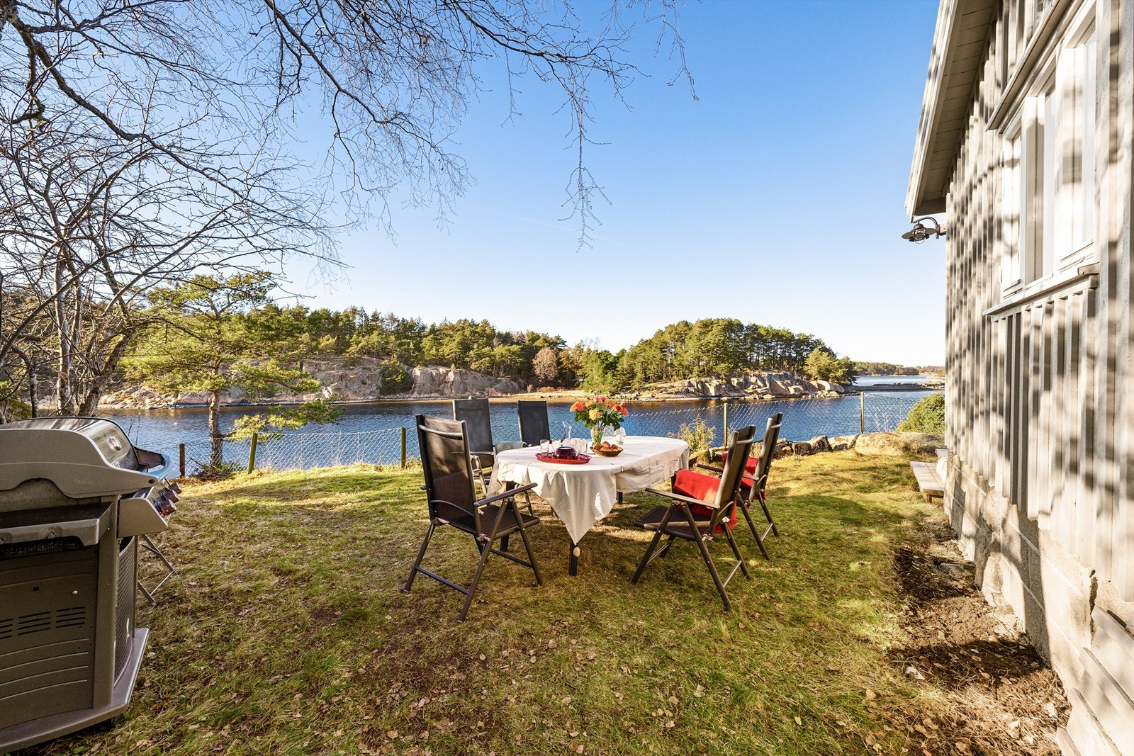 I hagen inntil hytta sitter du henvendt mot både sjøen og solens gang fra ettermiddag til sen kveld sommerstid. Galleribilde