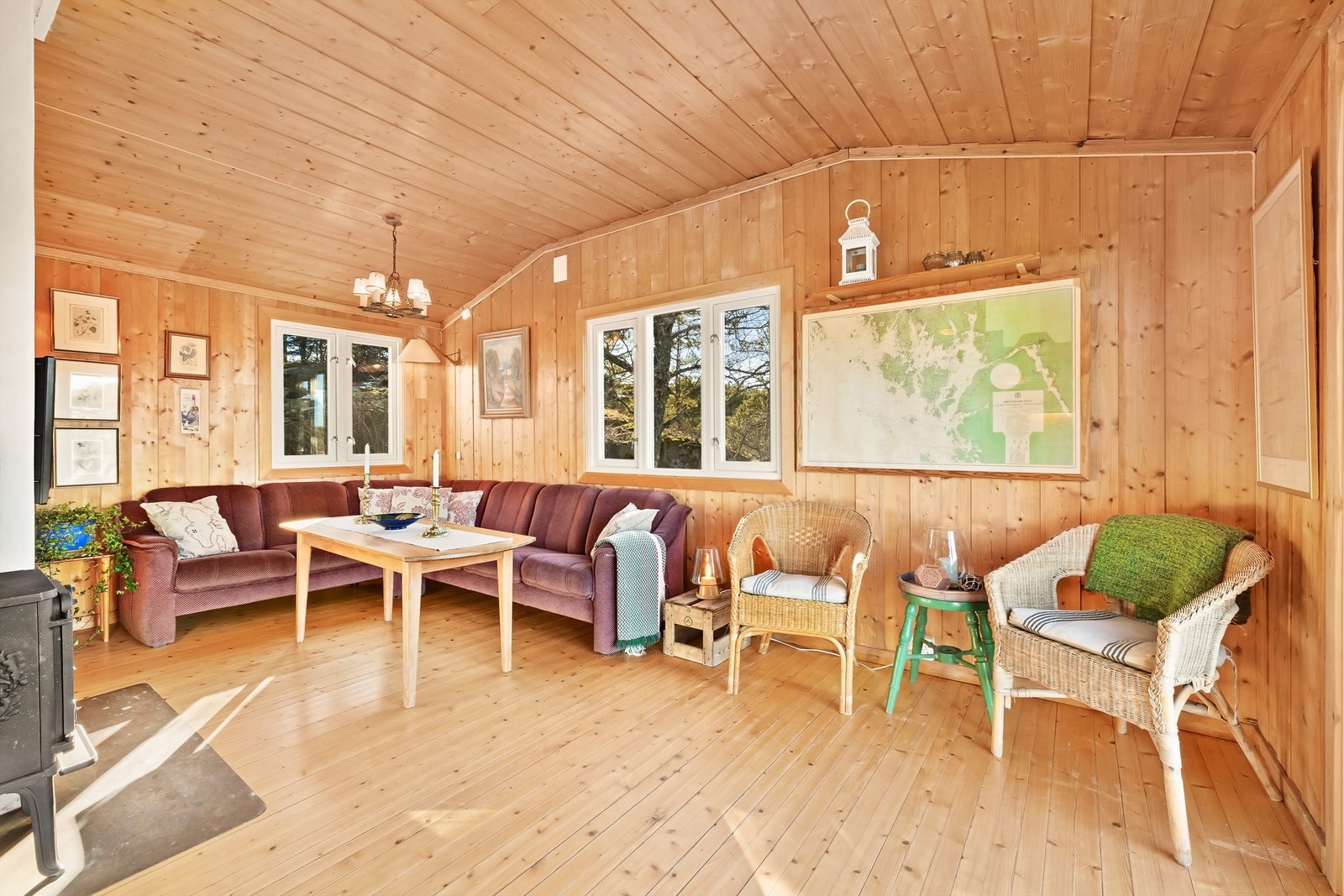 I stuen er det god plass til en sofagruppe og mulighet for et langstrakt spisebord. Galleribilde