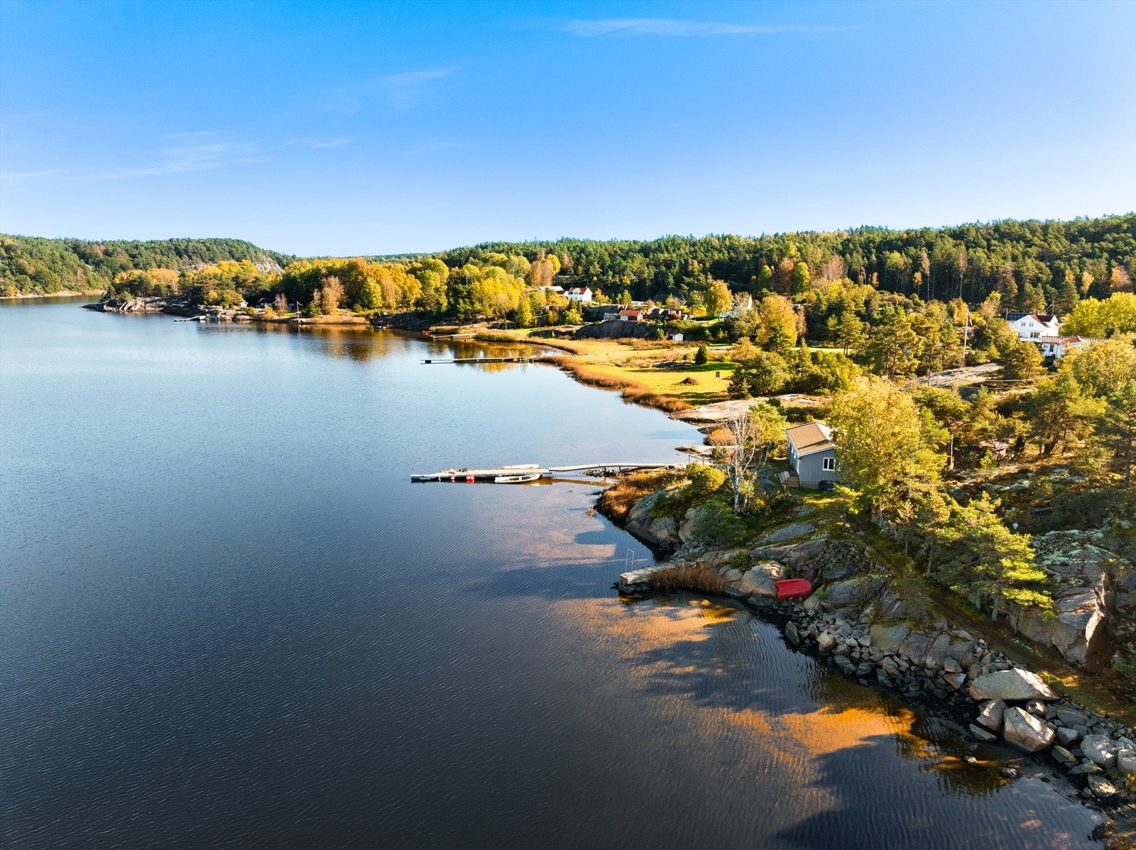 Eiendommen har over 40 meter strandlinje og en enkel steinbrygge av eldre årgang. Galleribilde