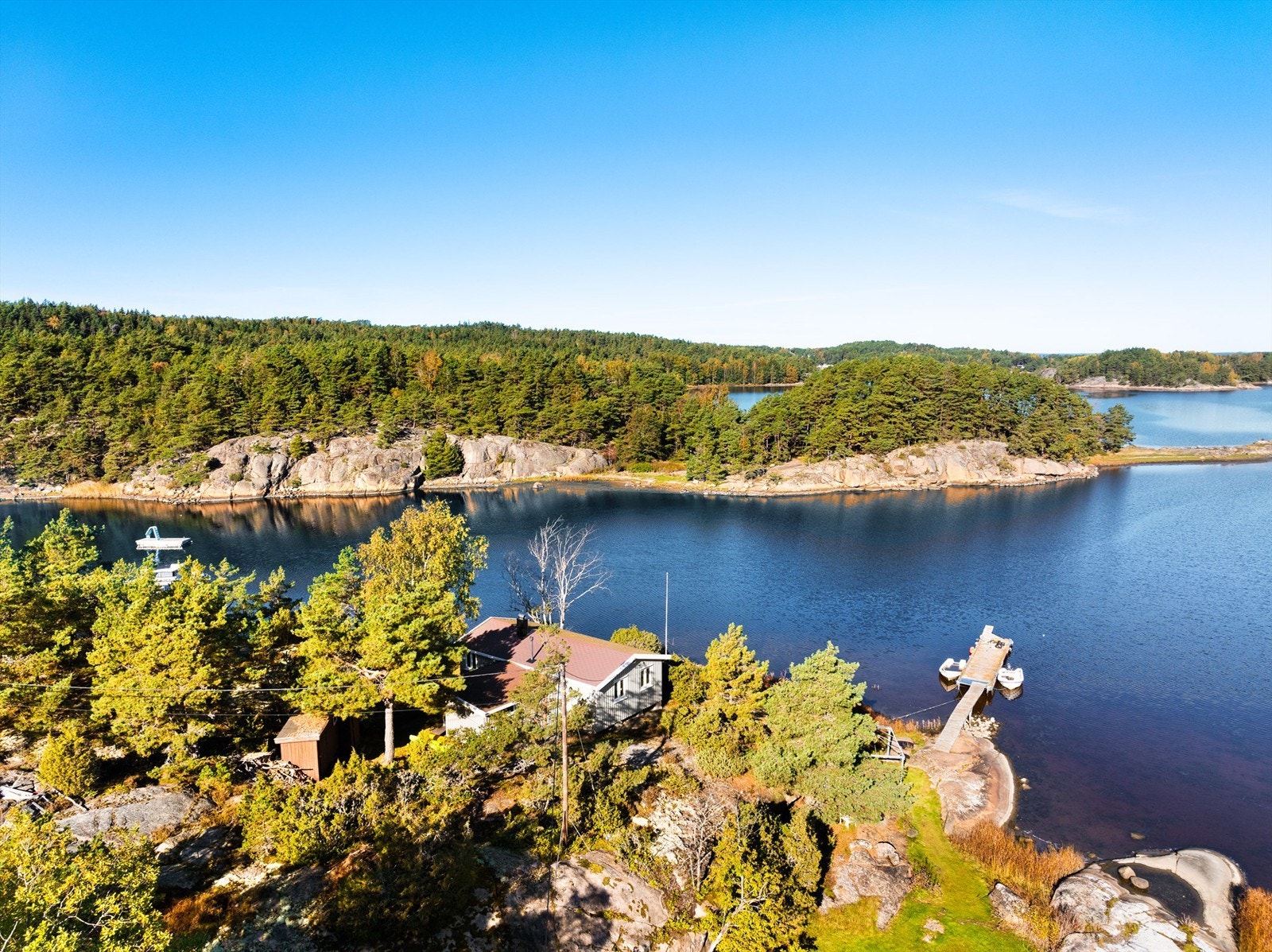 Tomten er hovedsakelig naturlig terreng med knauser og variert vegetasjon som er spennende for barna å utforske. Galleribilde