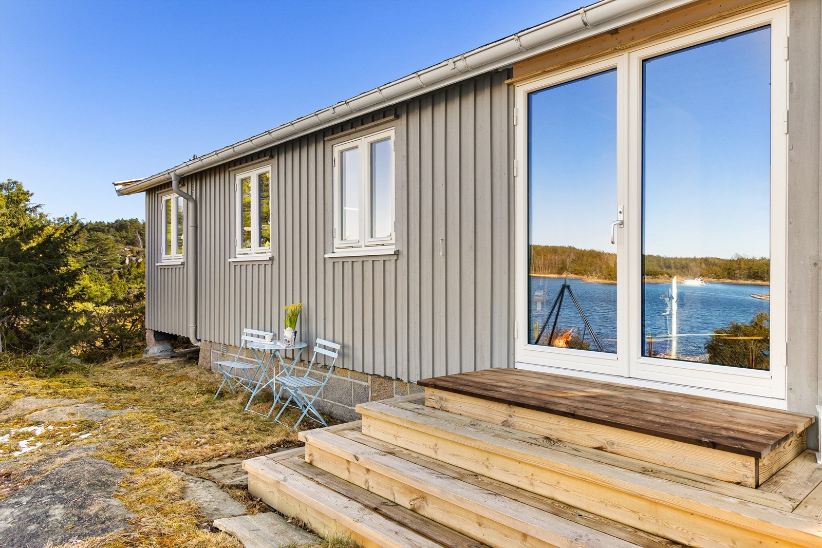 Vinduer ble skiftet ut og ny terrassedør installert i 2011. Galleribilde