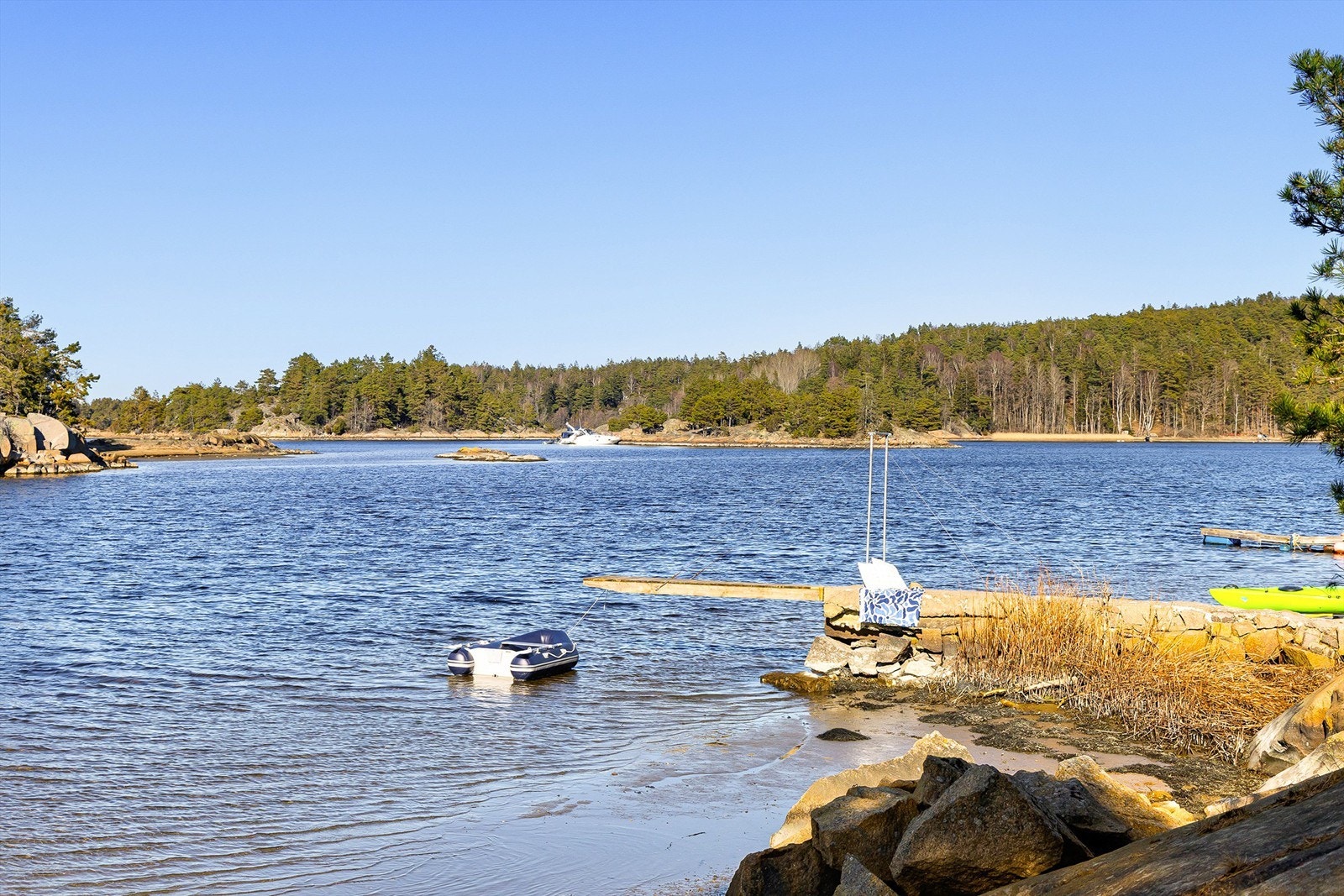Privat brygge på eiendommen. I tillegg medfølger leid båtplass i småbåthavn på vestsiden av odden, tilstøtende eiendommen. Galleribilde