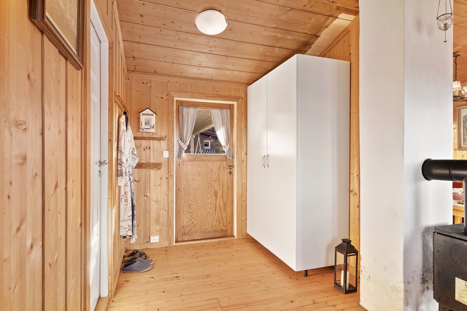 I hyttas gang er det fin plass til garderobeløsning på den ene siden. Galleribilde