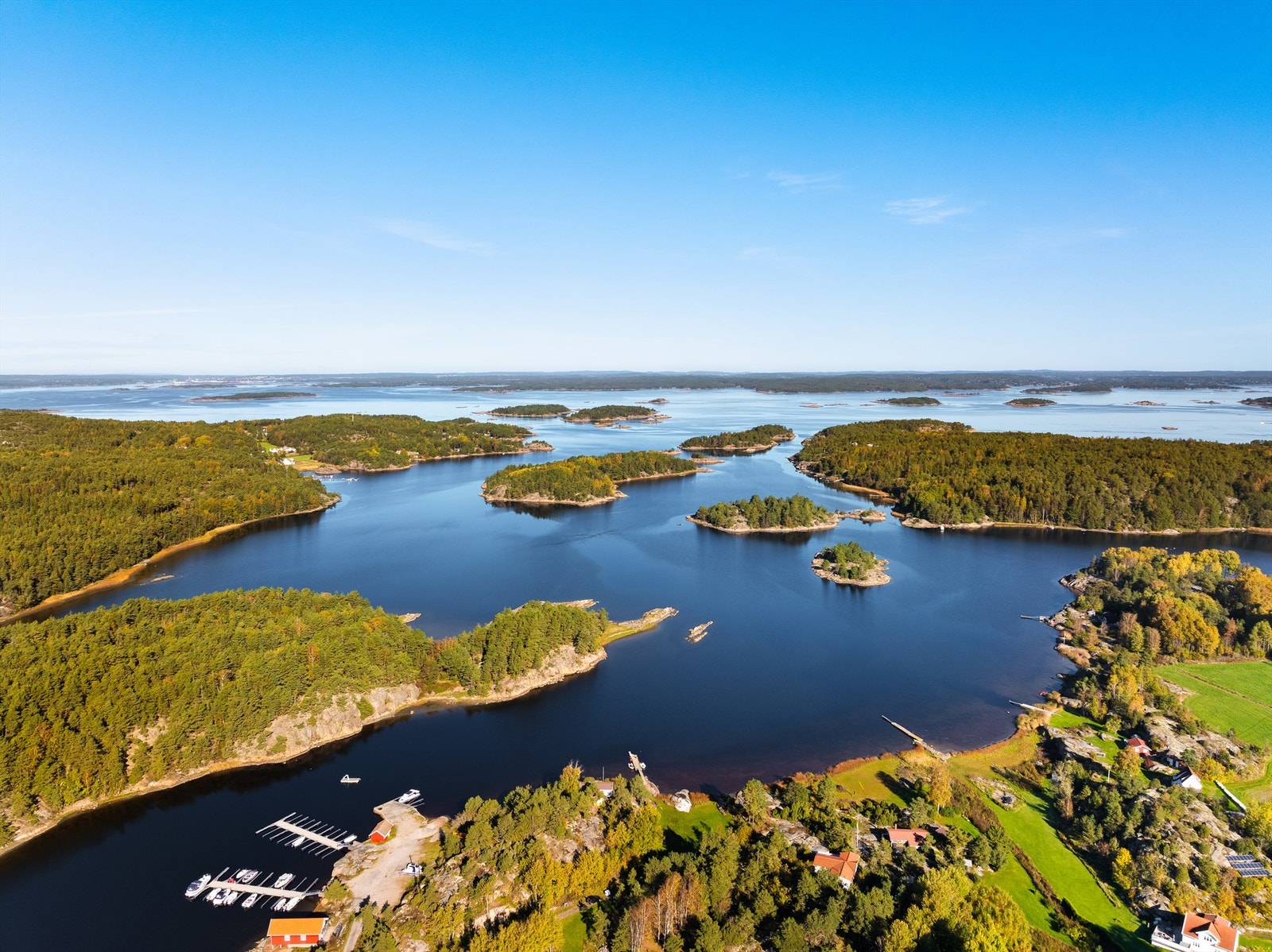 Botnekilen er svært skjermet i forhold til det mer åpne farvannet i Hvaler-skjærgården. Rett bak Røsholmen ligger Edholmen marina med spisested. Galleribilde