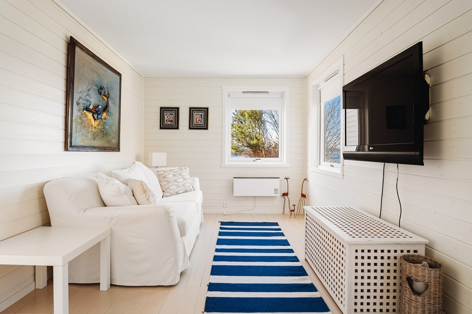 Trivelig stue/soverom med sovesofa. Ideelt samlingpunkt for de unge eller gjester. I tillegg soveplass til 3 personer i sovealkove og god bod. Galleribilde