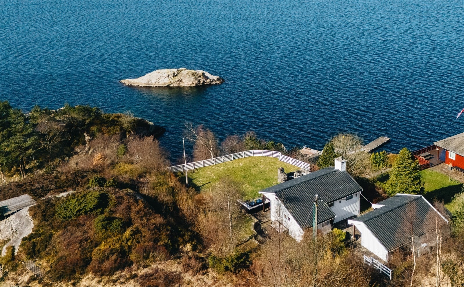 Nydelig sjønær beliggenhet med naustet like nedenfor. Galleribilde