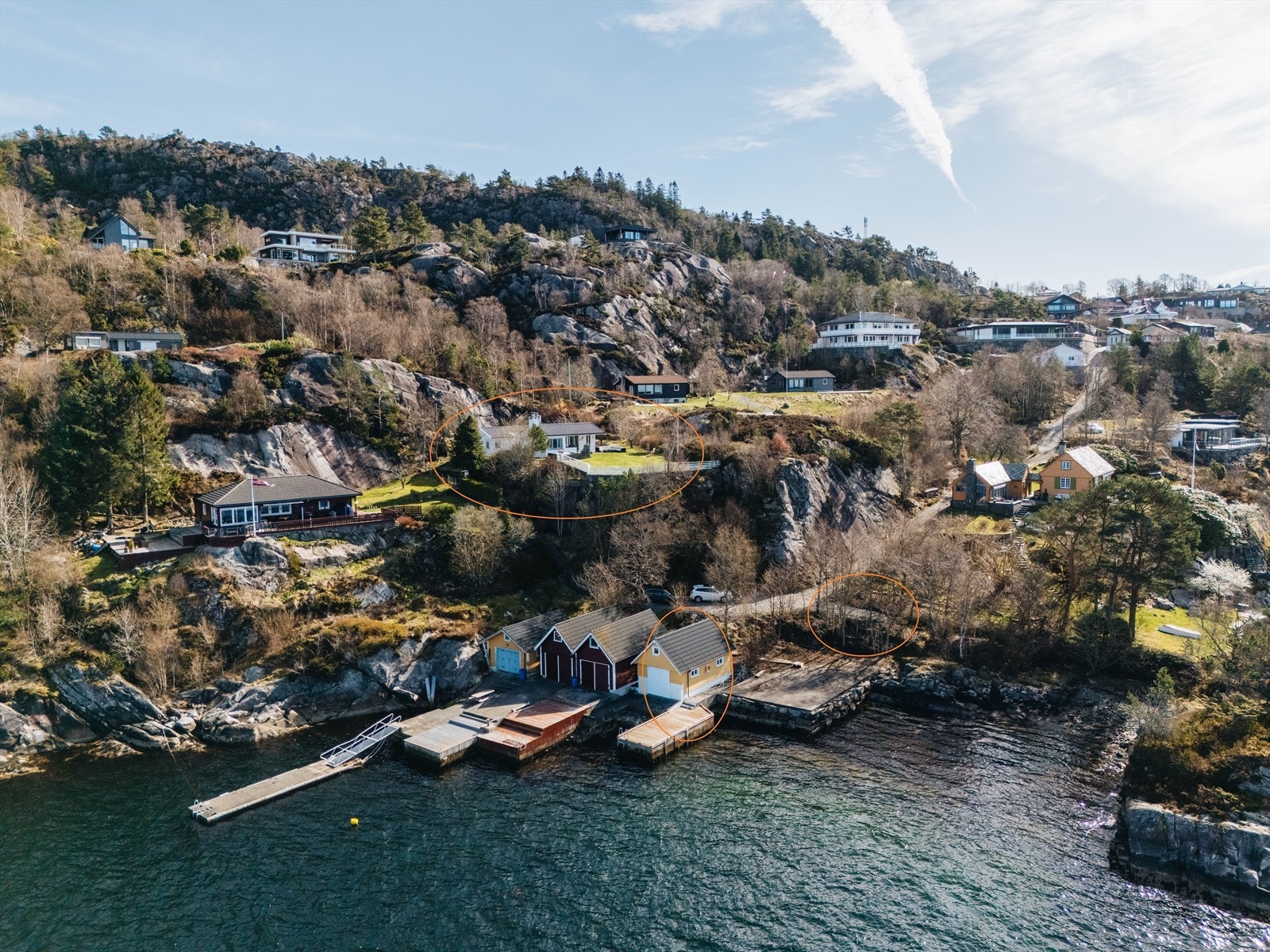 Hytte, naust og ring for parkeringplass. Galleribilde