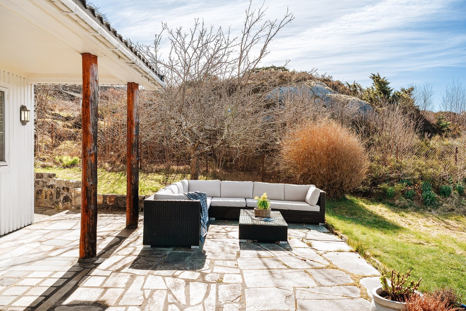 Deilig terrasse belagt med flott skifer. Galleribilde