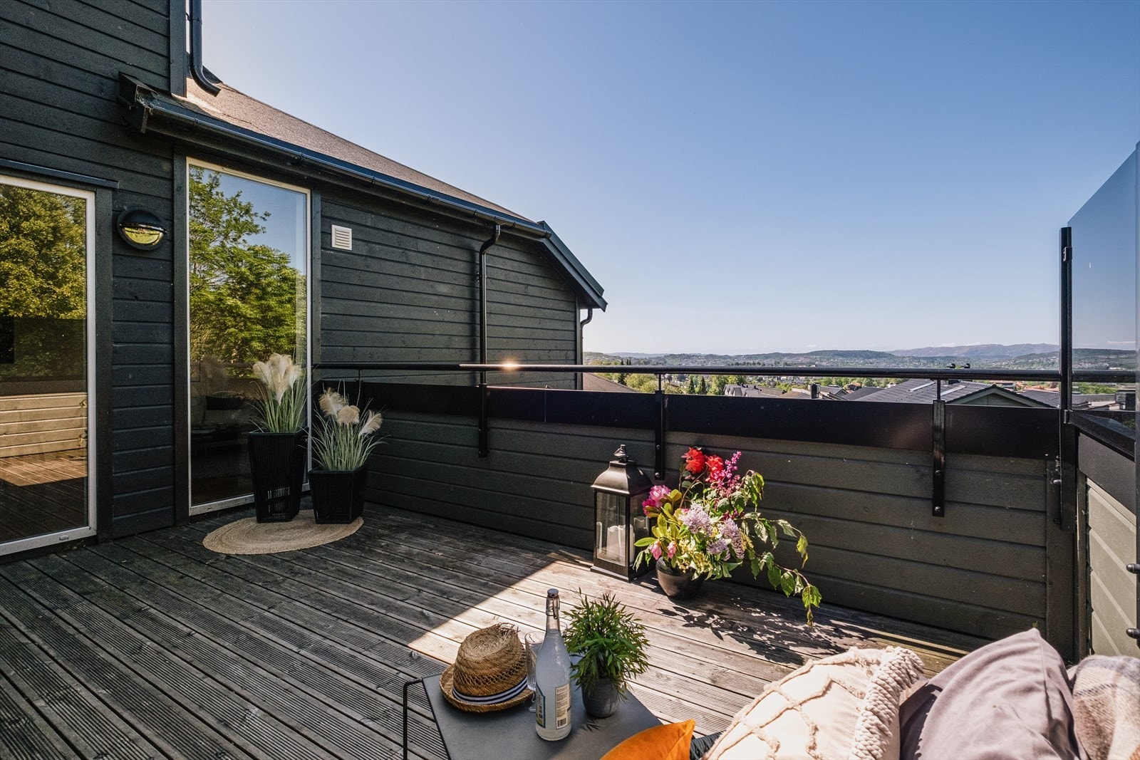 Terrasse utenfor stuen er praktisk om man ønsker å flytte måltidene utendørs på fine dager. Galleribilde