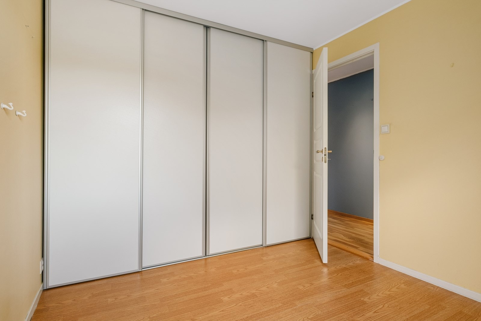 Stor garderobe på hovedsoverom. Galleribilde