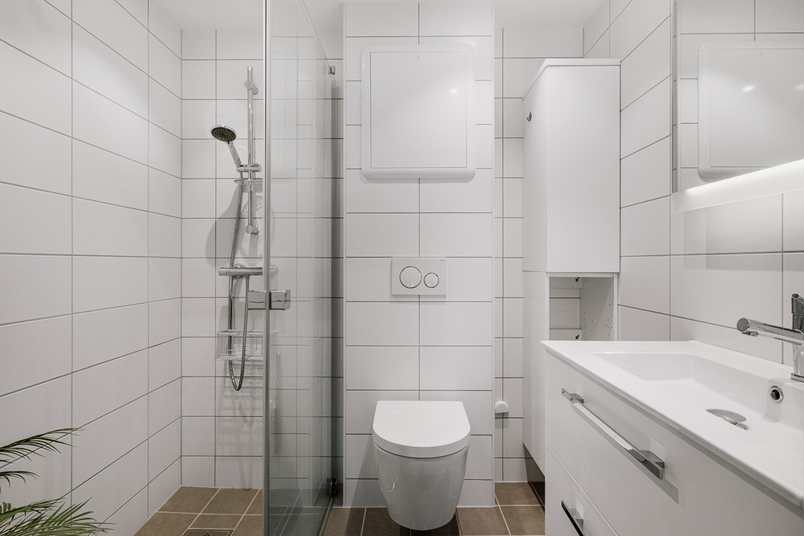 Badet ble oppgradert i 2019. Rør i rør opplegg, vegghengt toalett og moderne tidsriktige fliser og møblement. Galleribilde