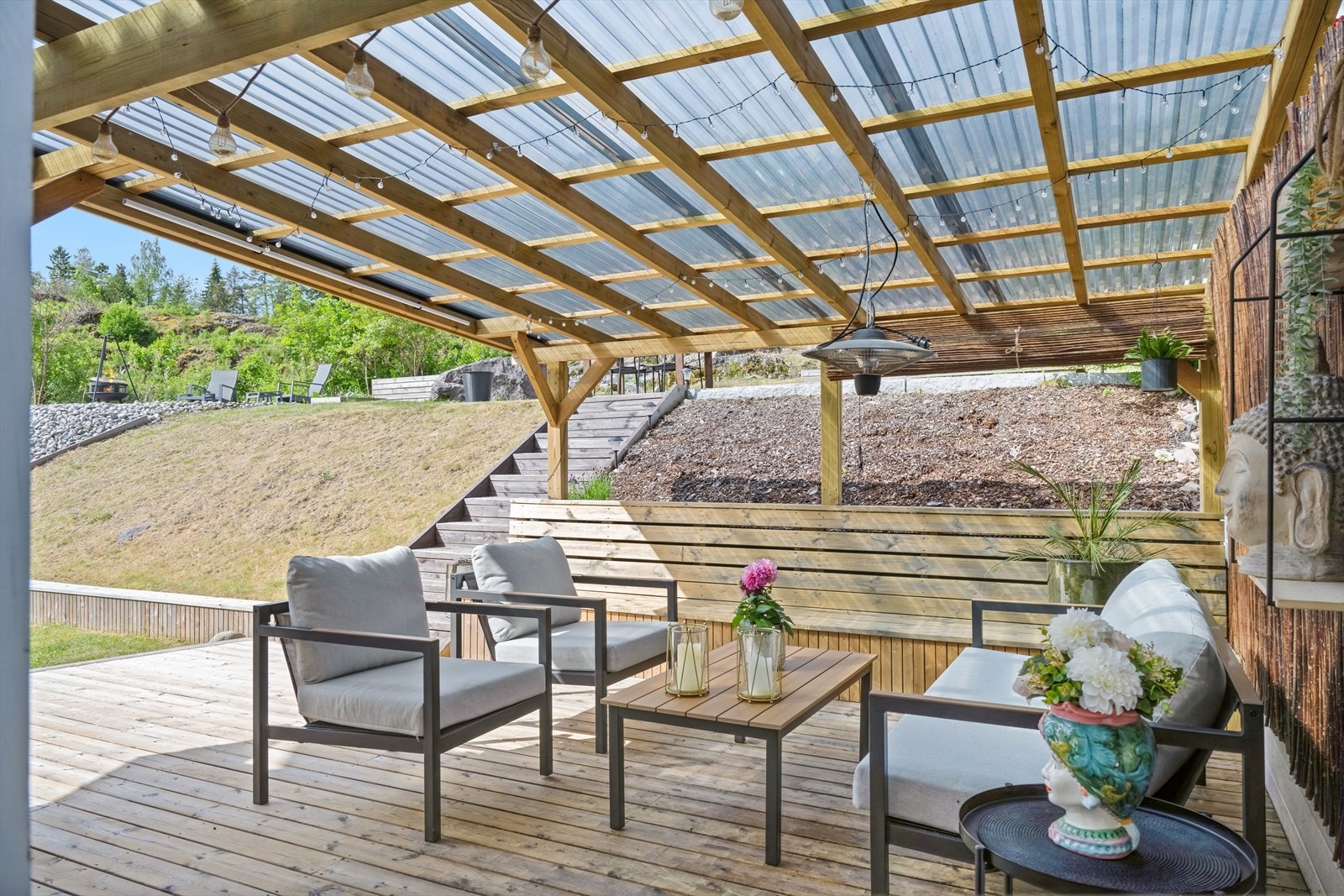 Praktisk med tak over pergola Galleribilde