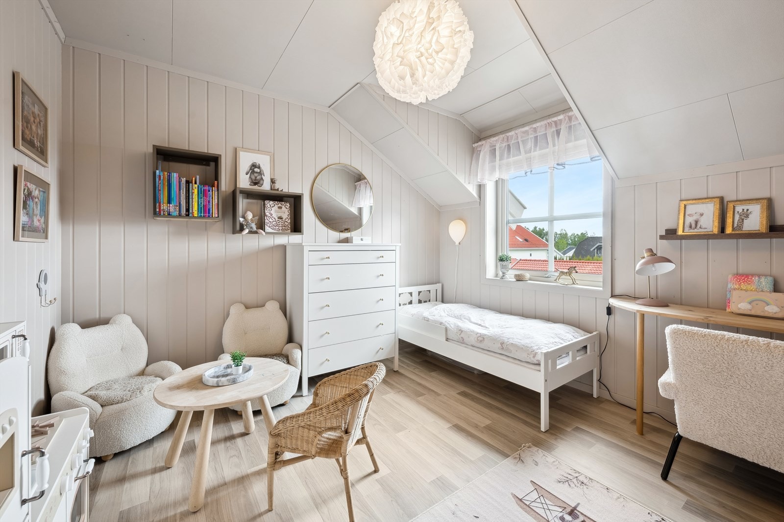 Soverom 3. Fastmontert skrivebordspult medfølger salget Galleribilde