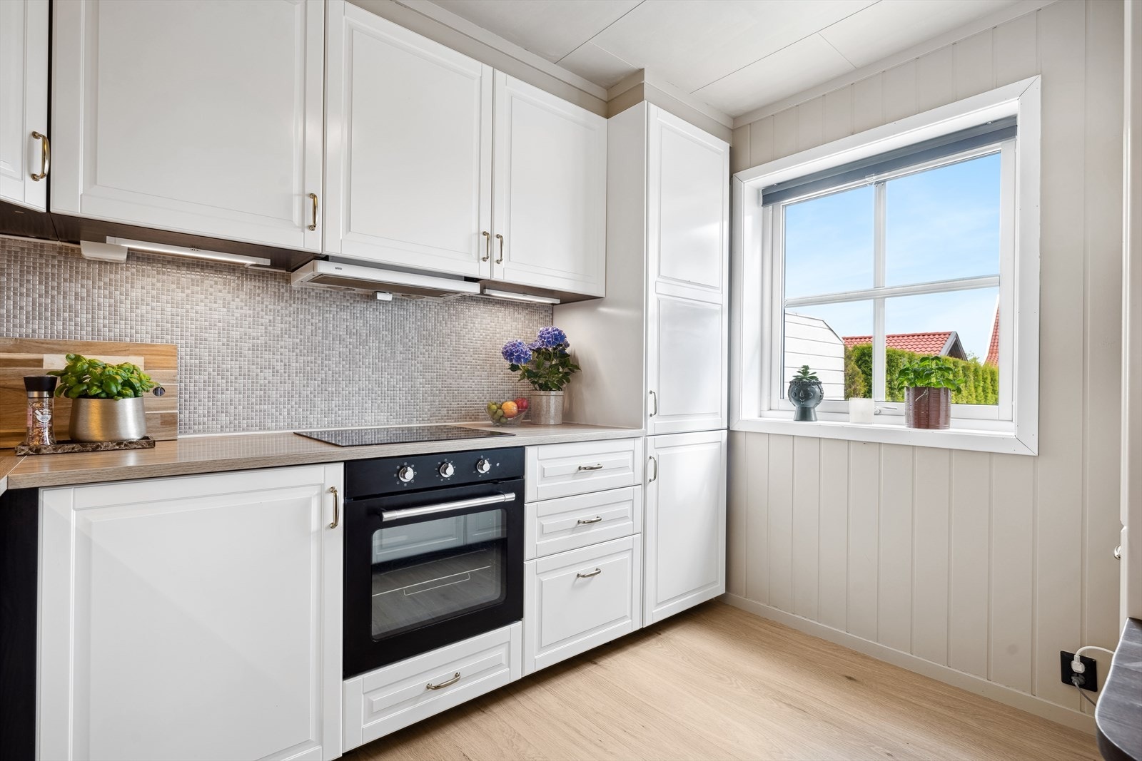 Integrert kjøl/fryseskap, oppvaskmaskin, platetopp og
stekeovn. Galleribilde