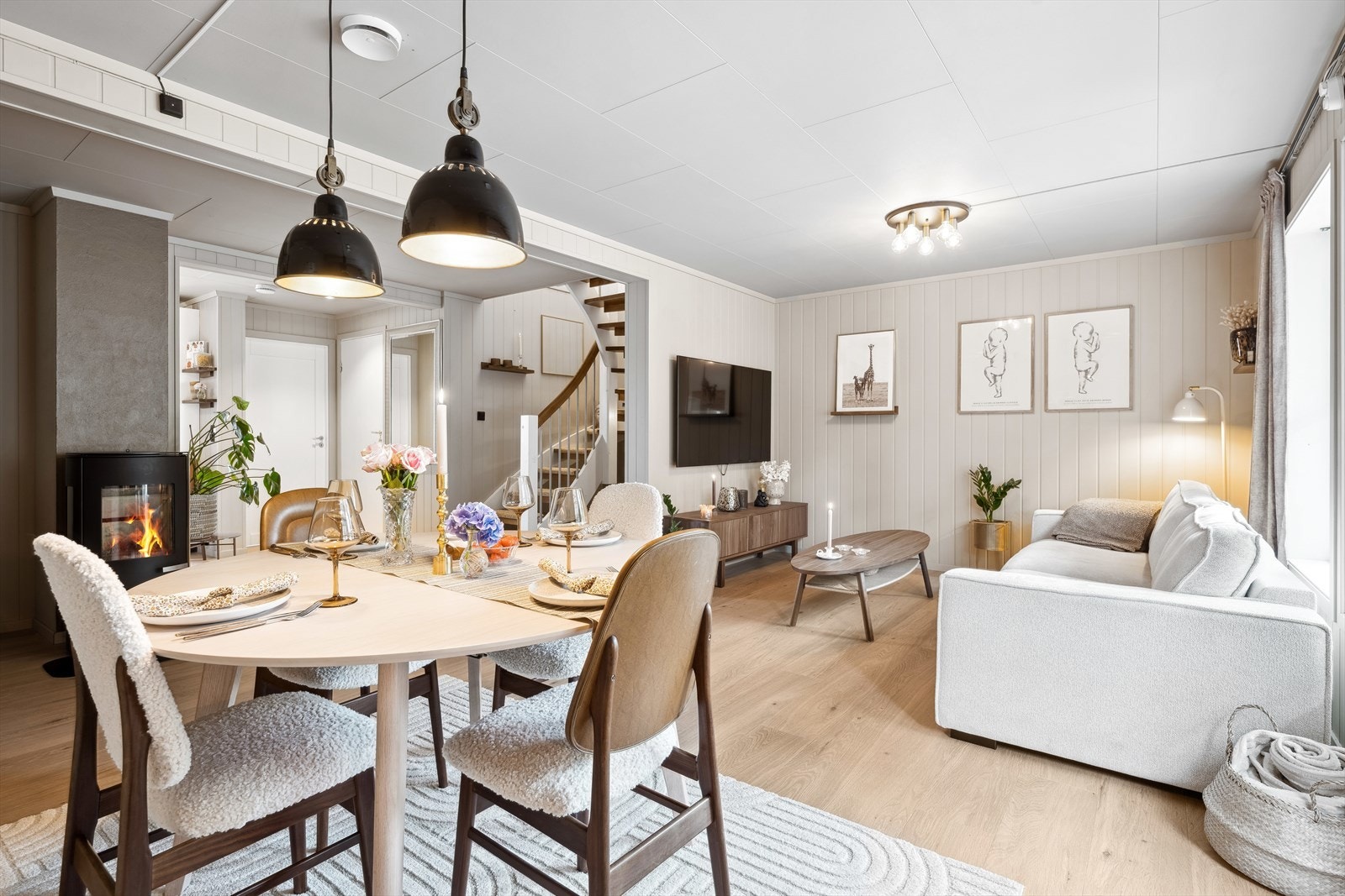 Stilfull og moderne stue med lune farger Galleribilde