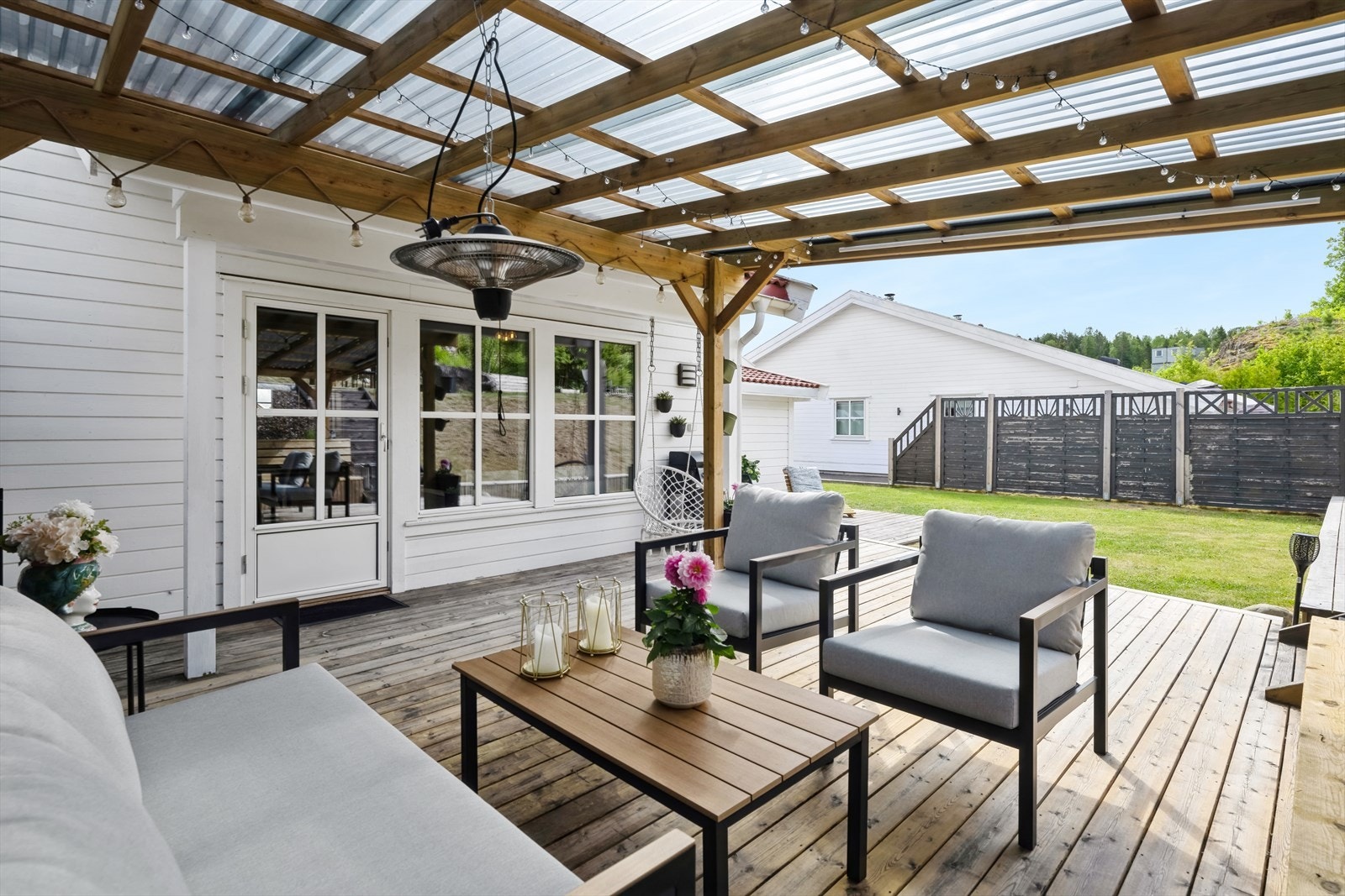 Hyggelig terrasse med pergola - her kan du nyte sommeren! Galleribilde