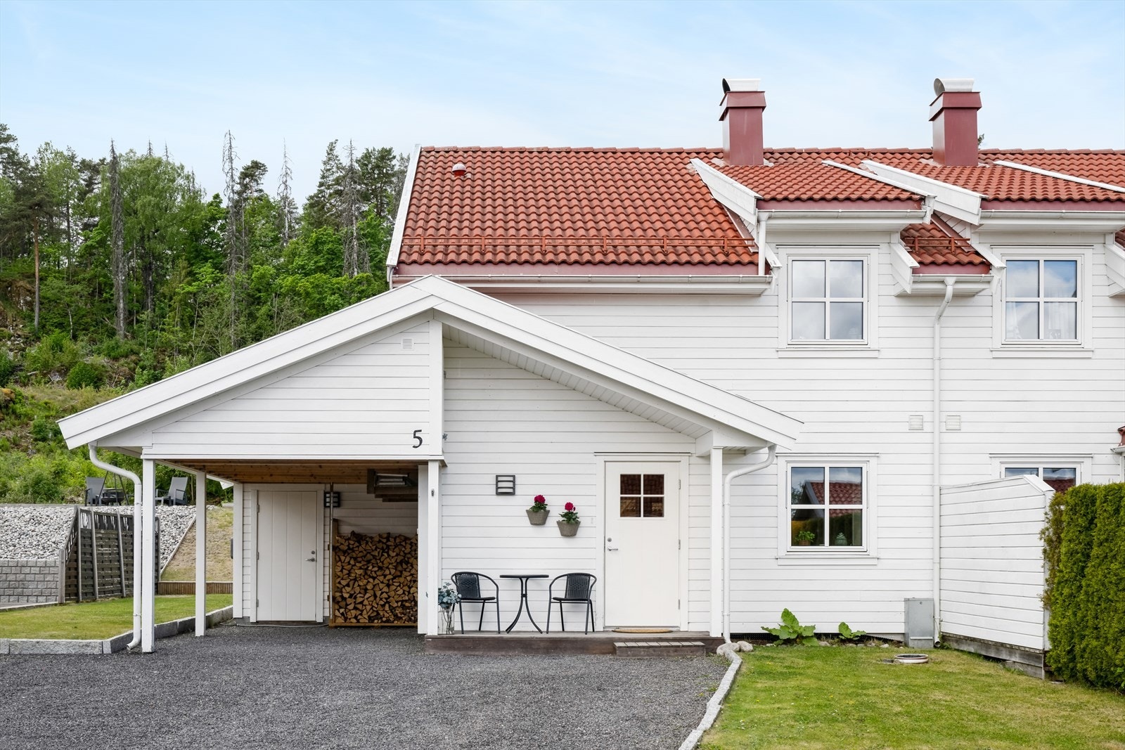 Carport og bod i bakkant. I tillegg er det lagringsplass over carport. Galleribilde