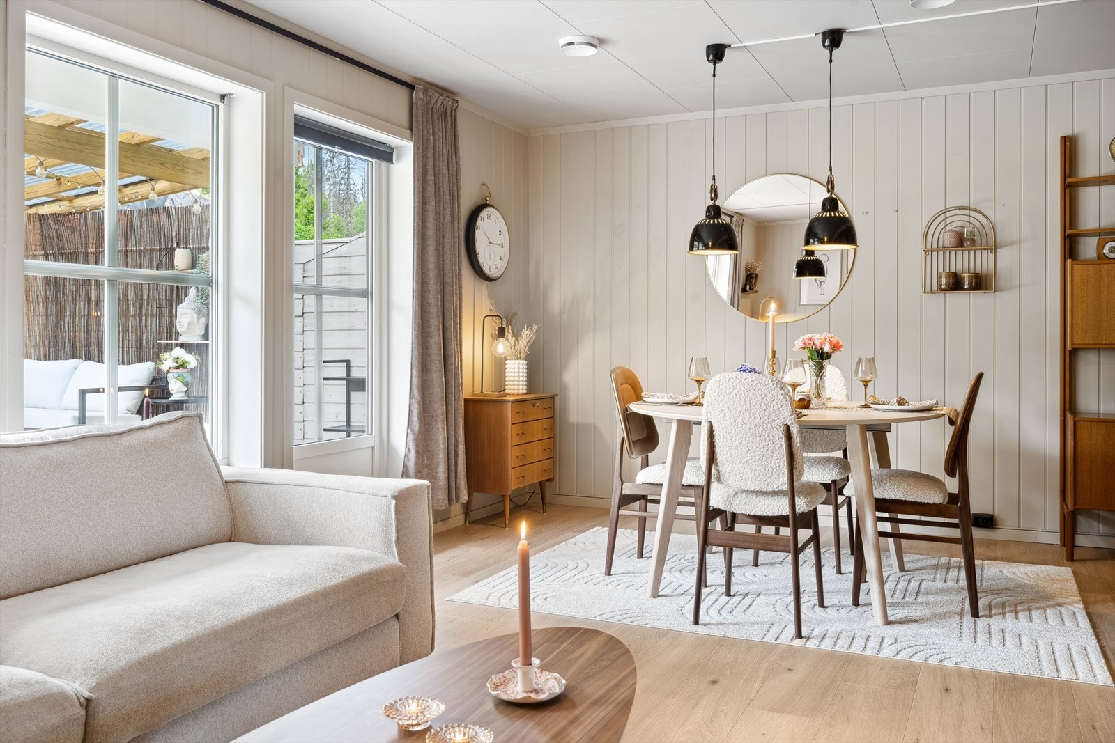 Fra stuen er det utgang til terrasse og hage Galleribilde
