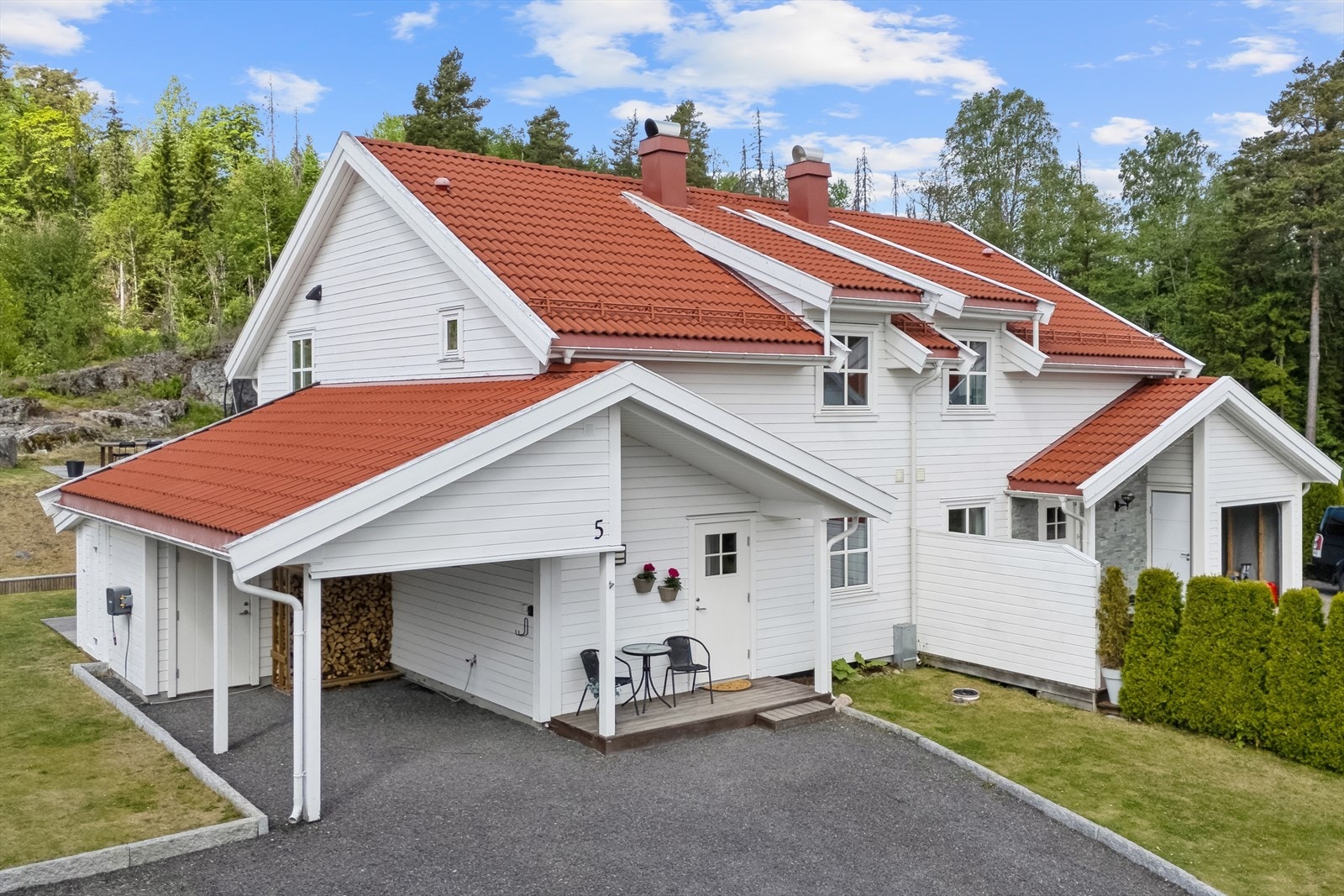 Halvpart av tomannsbolig over 2.etg. med carport Galleribilde