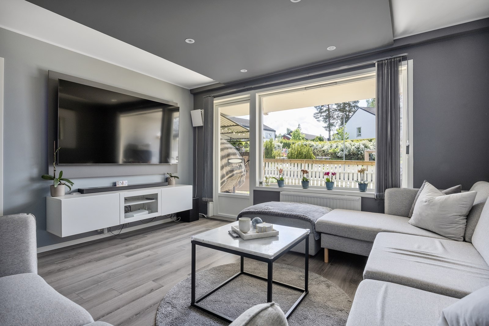 Her har dere også utgang til en av de store terrassene Galleribilde