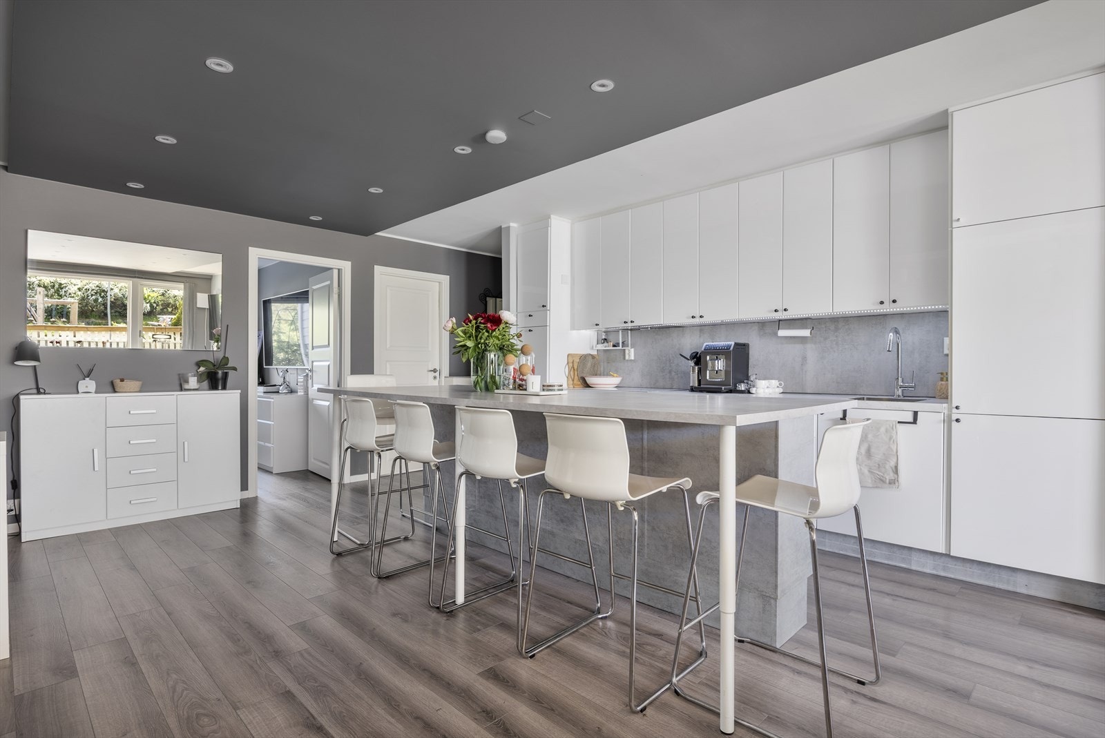 Kjøkkenet har godt med skapplass og skuffer Galleribilde