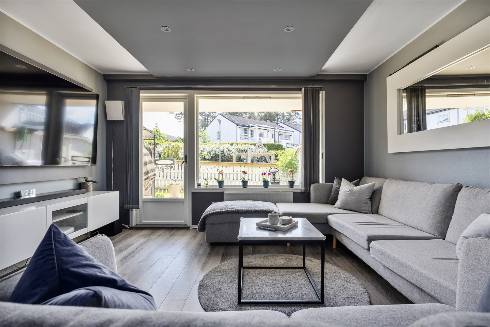 Store vinduer som slipper inn rikelig med dagslys. Galleribilde