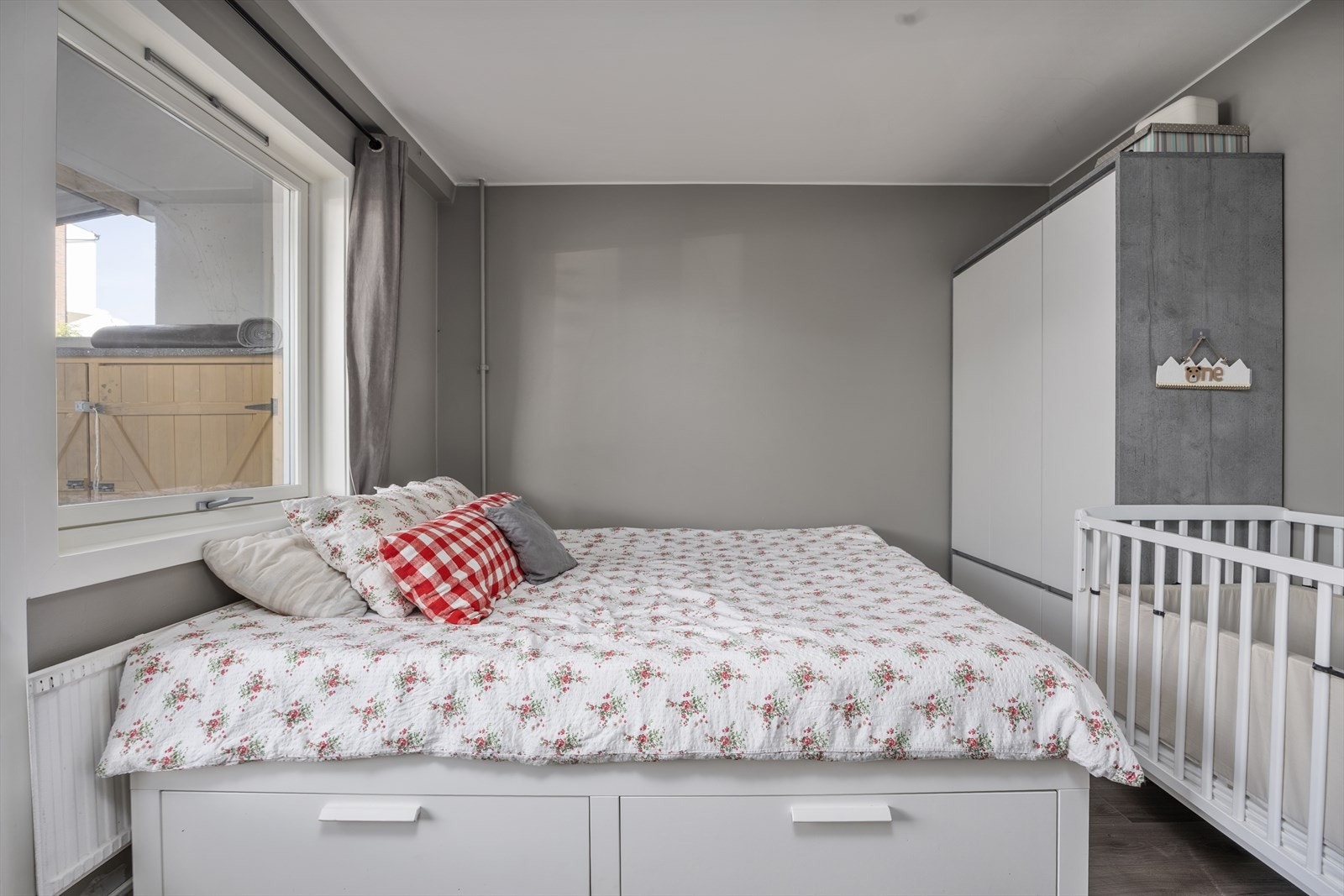 God plass til stor seng og garderobeskap Galleribilde