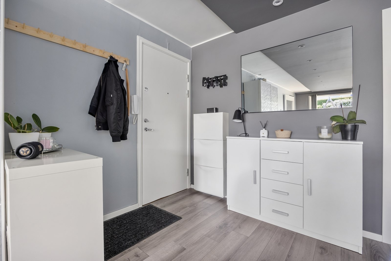 Man kan enten bruke inngangen her for å komme inn i boligen.. eller Galleribilde