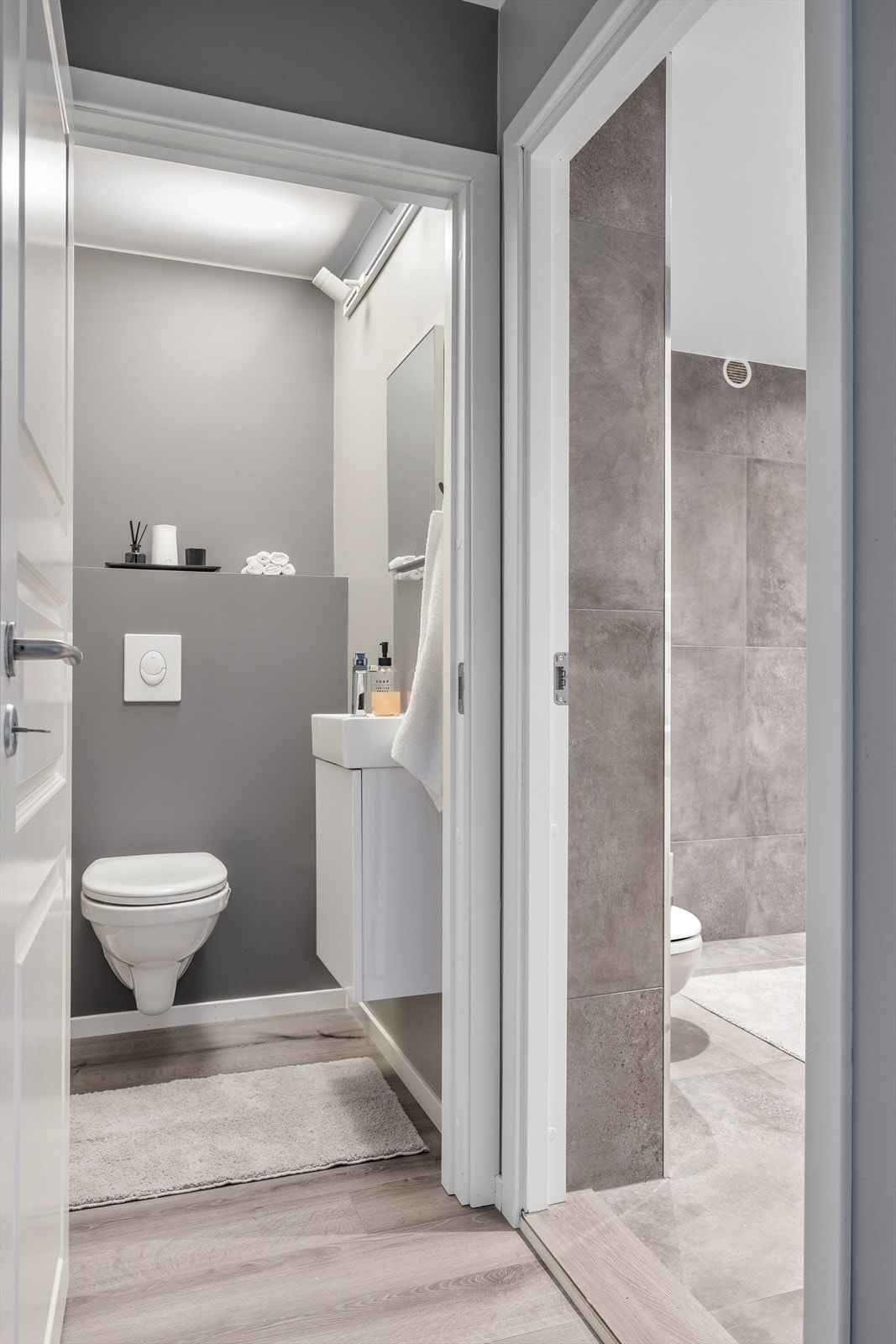 Det er to toaletter i boligen. Det gjør hverdagen til en familie mye enklere Galleribilde