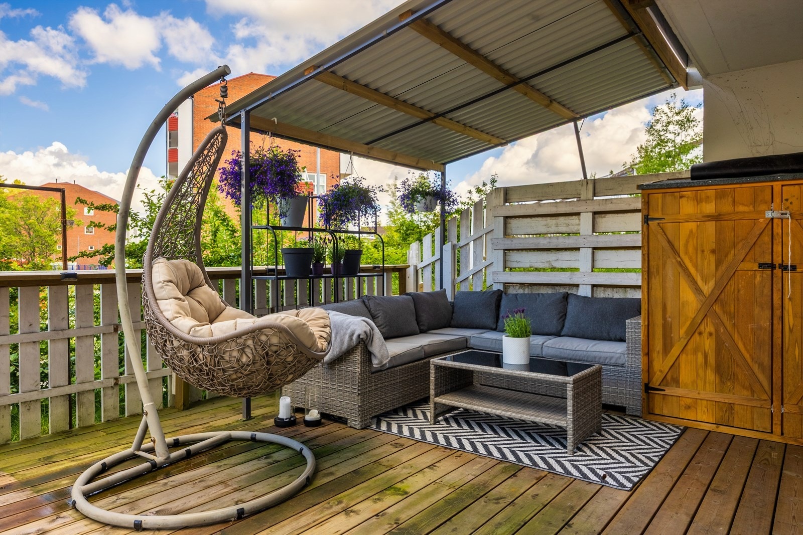 ...mens du slapper av og leser en bok eller nyer været Galleribilde