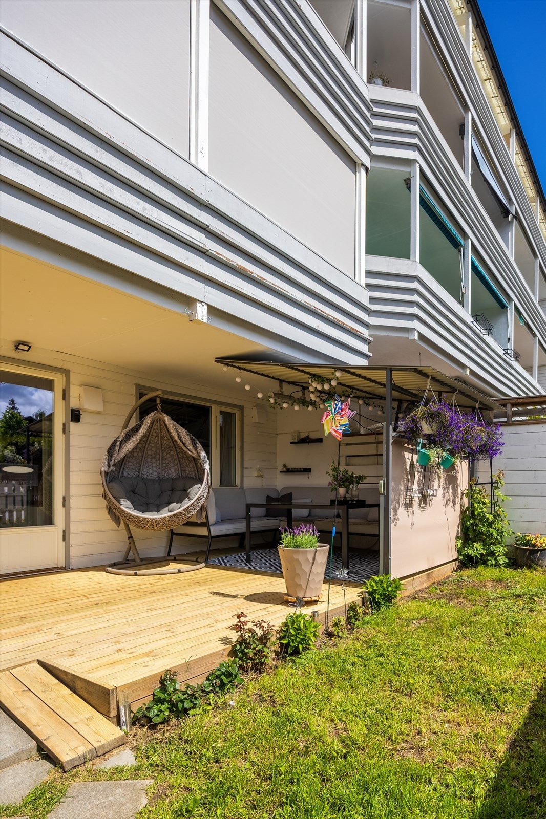 Solrike terrasser. Du får nesten sol hele dagen om sommeren. Galleribilde