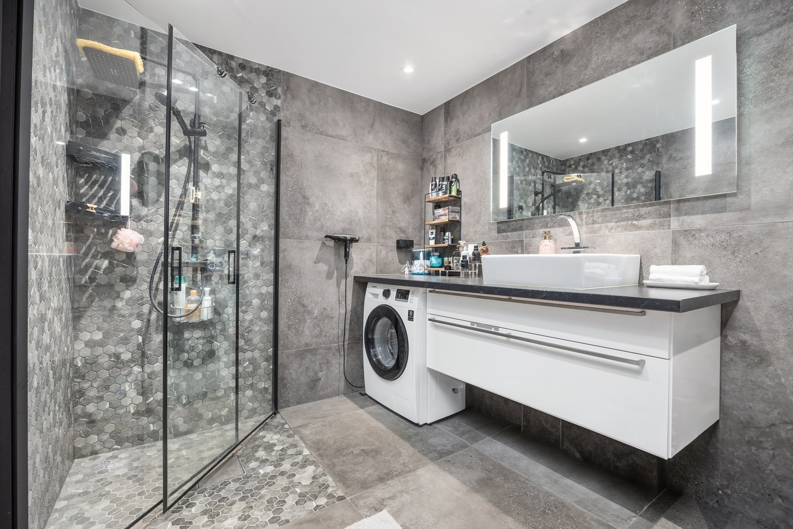 Flott bad fra 2021 med plass til alt en familie har behod for Galleribilde