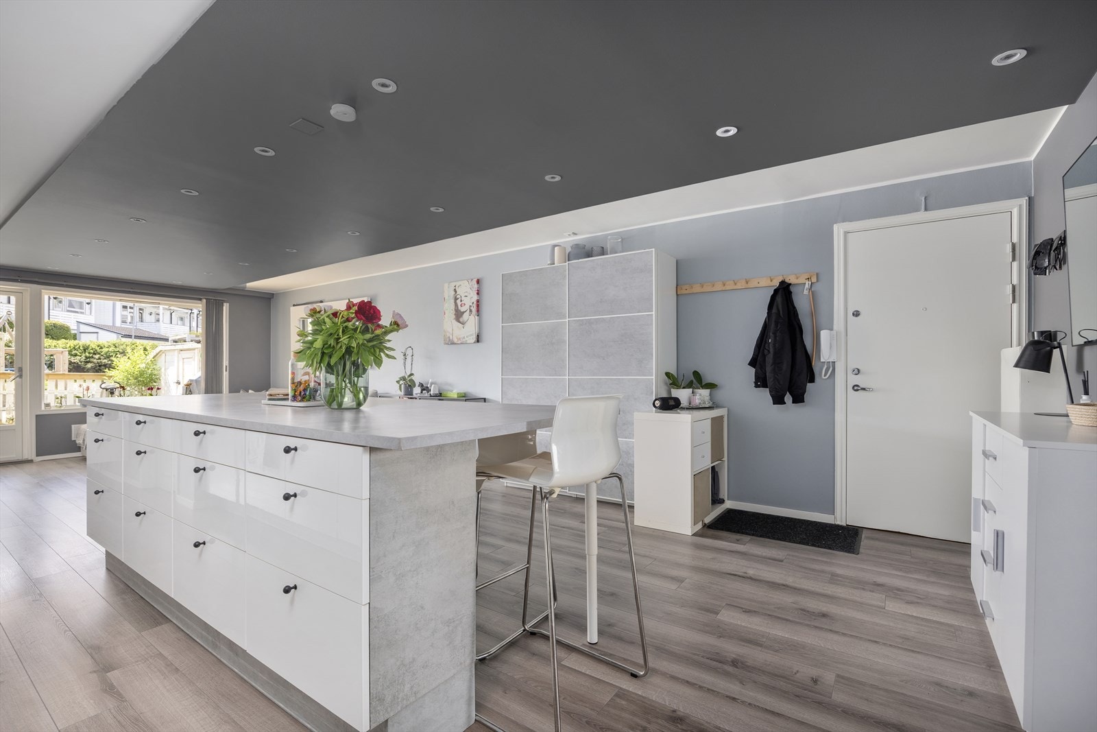 En 4-roms leilighet med svært god planløsning og intern beliggenhet i borettslaget. Galleribilde