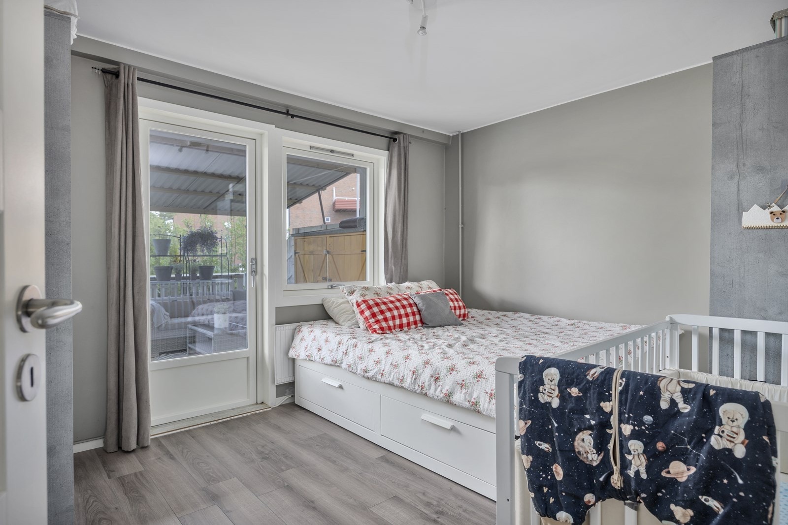 Fra soverommet har man utgang til boligen andre terrassen med hage! Galleribilde