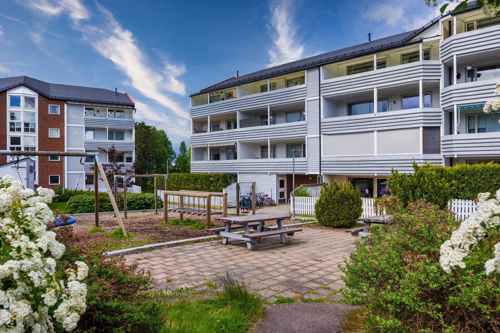 Flott borettslag! Lekeplass RETT utenfor Galleribilde