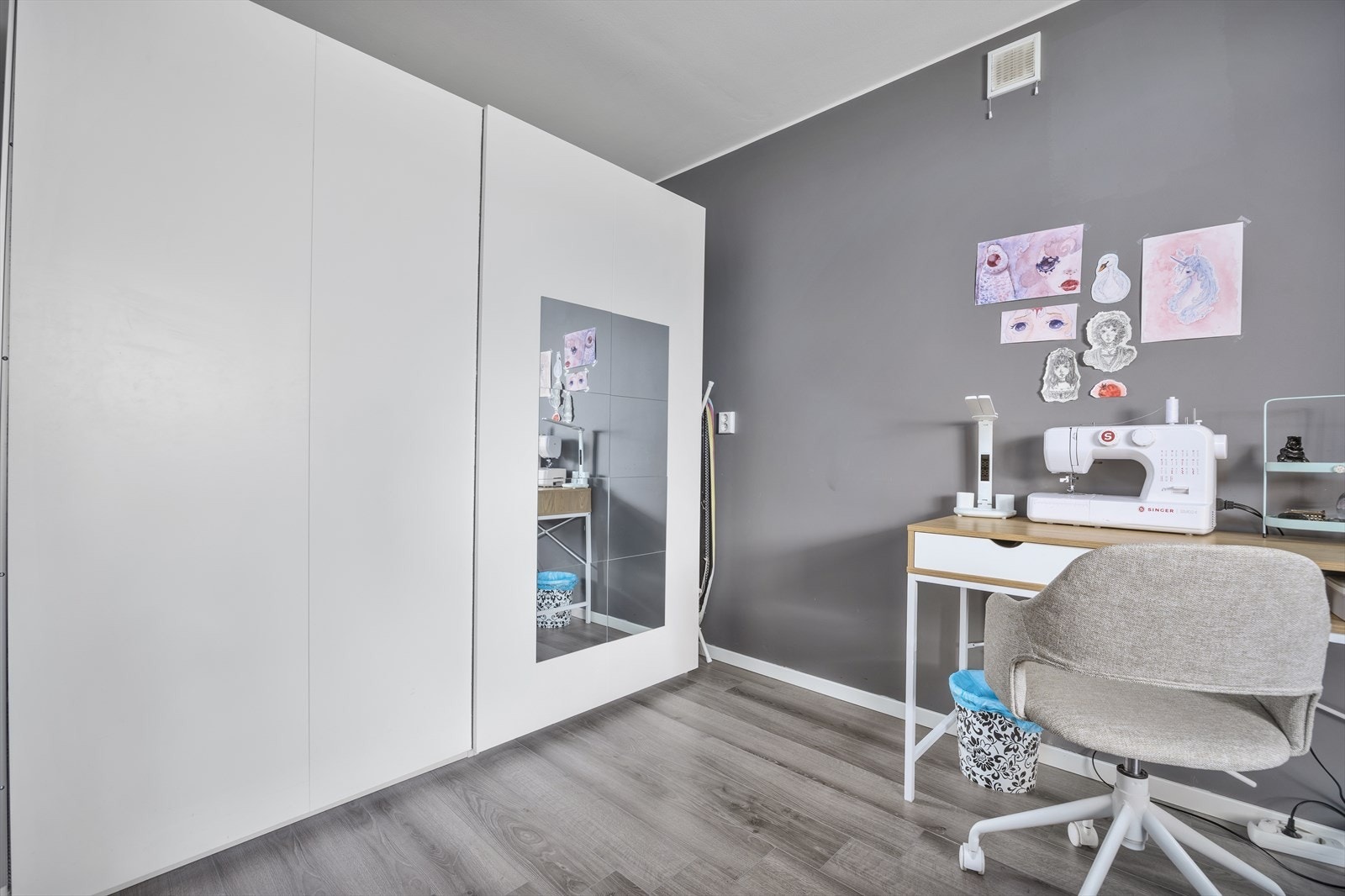 Stor garderobeskap Galleribilde