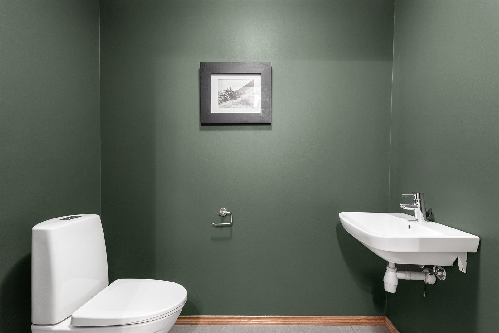 I underetasjen er det også et toalett som er innredet med klosett og servant. Galleribilde