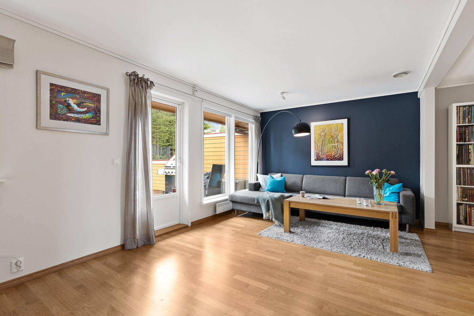 Stuen er av god størrelse og har rikelig med lysinnslipp fra store vindusflater. Galleribilde