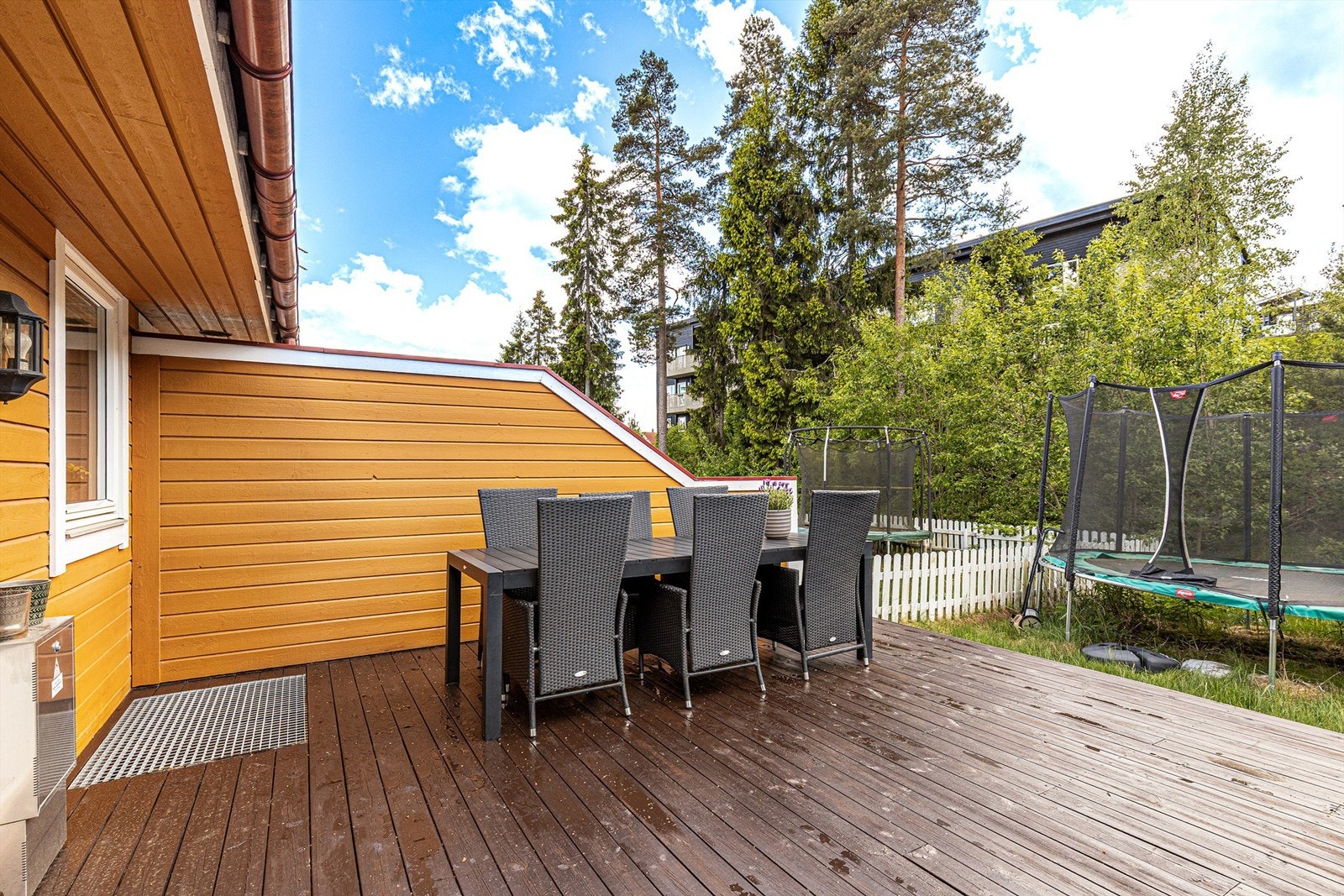 Terrassen funker som en fin forlengelse av stuen og er perfekt for barna. Galleribilde