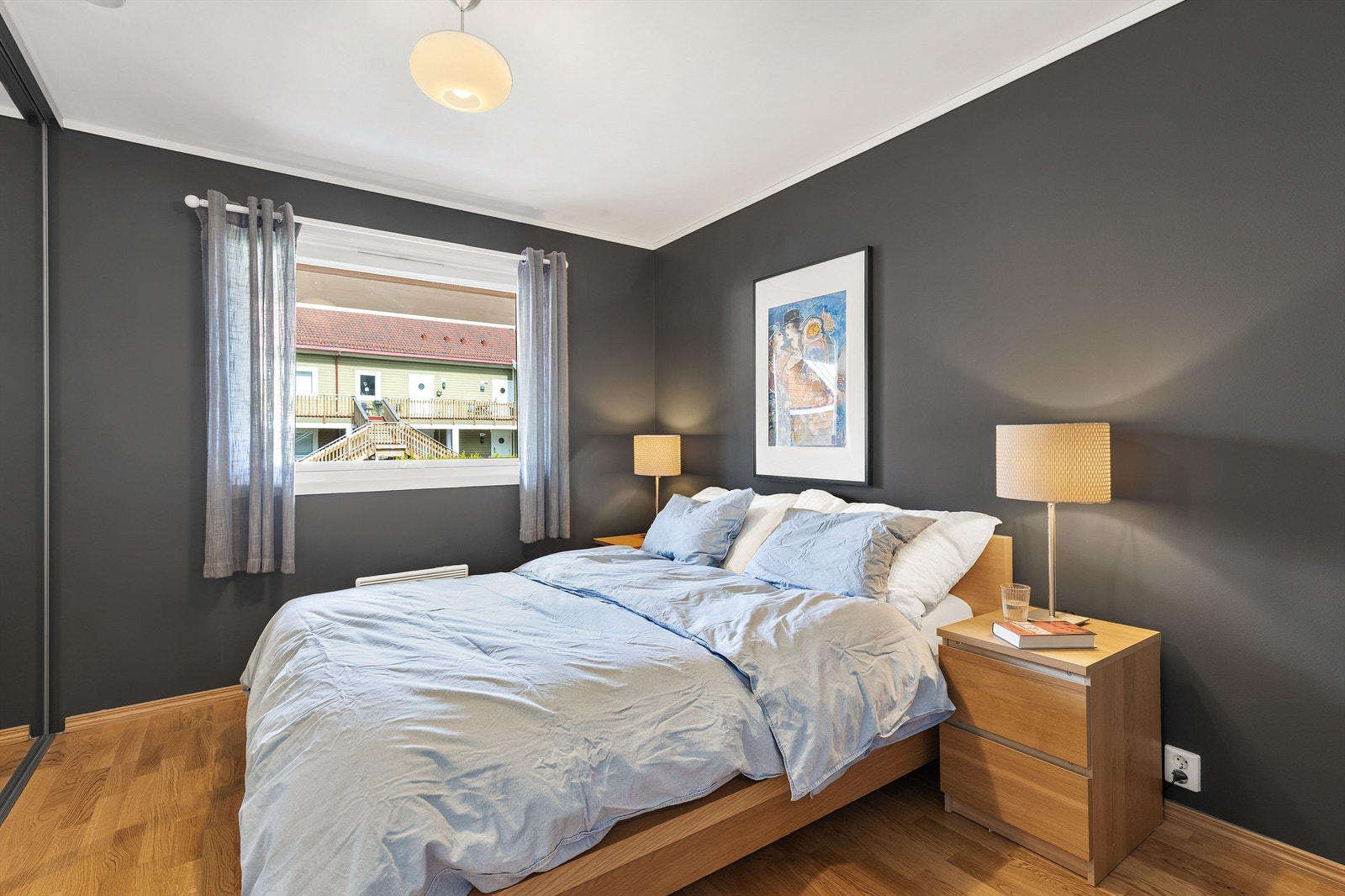 Hovedsoverommet er av god størrelse med plass til stor dobbeltseng og tilhørende nattbord. Galleribilde