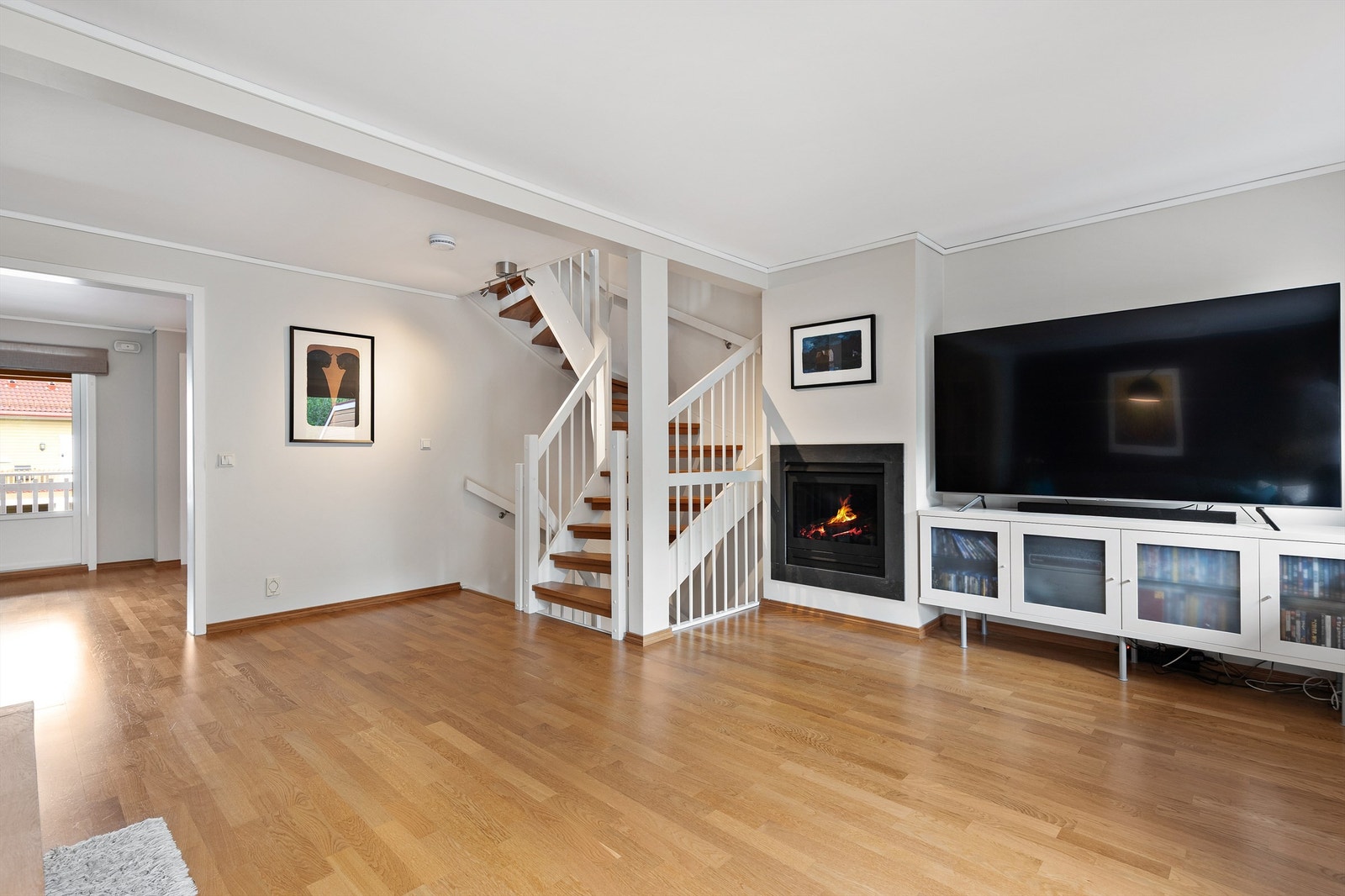 Kjøkkenet er holdt i en delvis åpen løsning mot stuen. Galleribilde