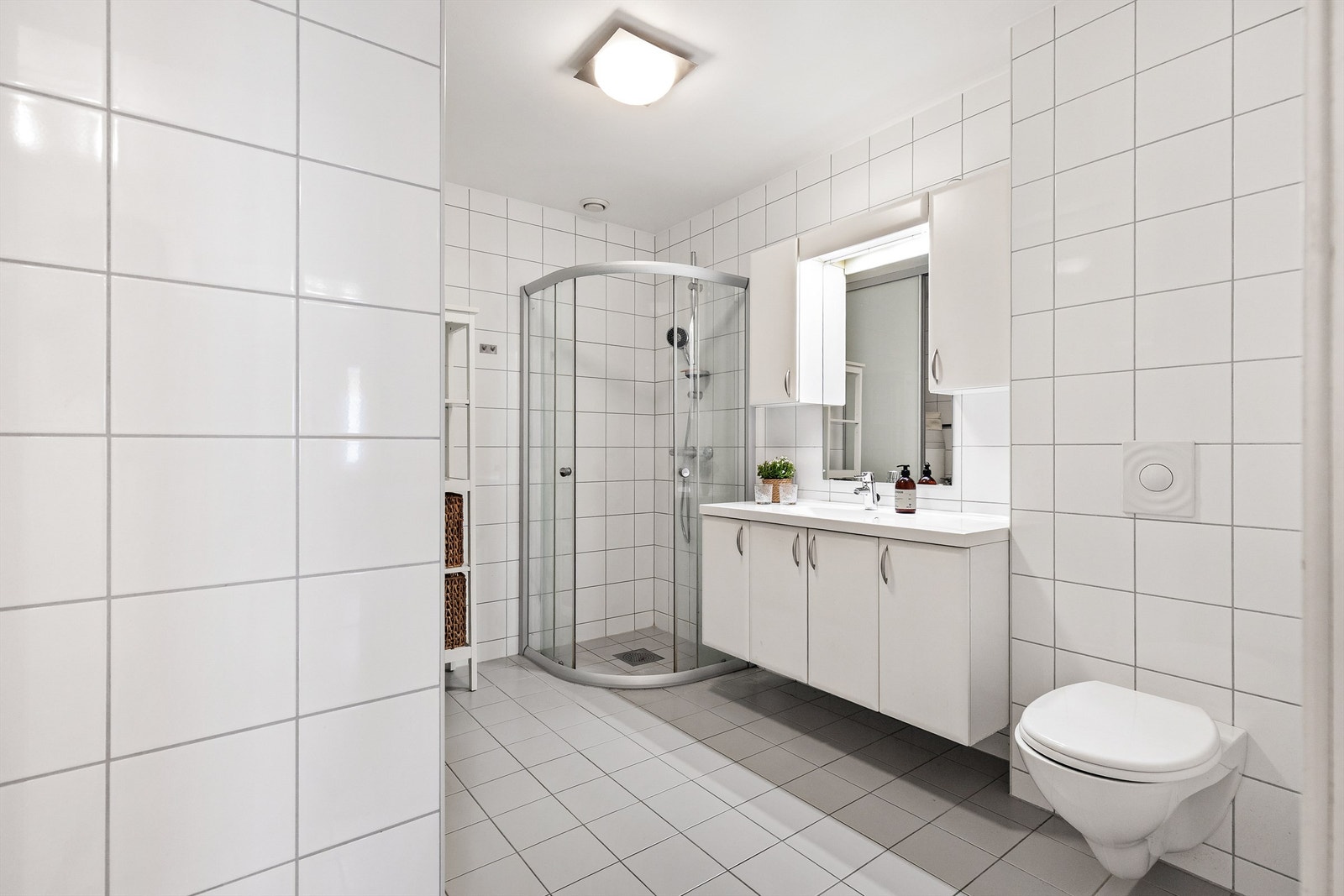 Badet i underetasjen er pent flislagt på gulv og vegger med elektrisk gulvvarme. Galleribilde