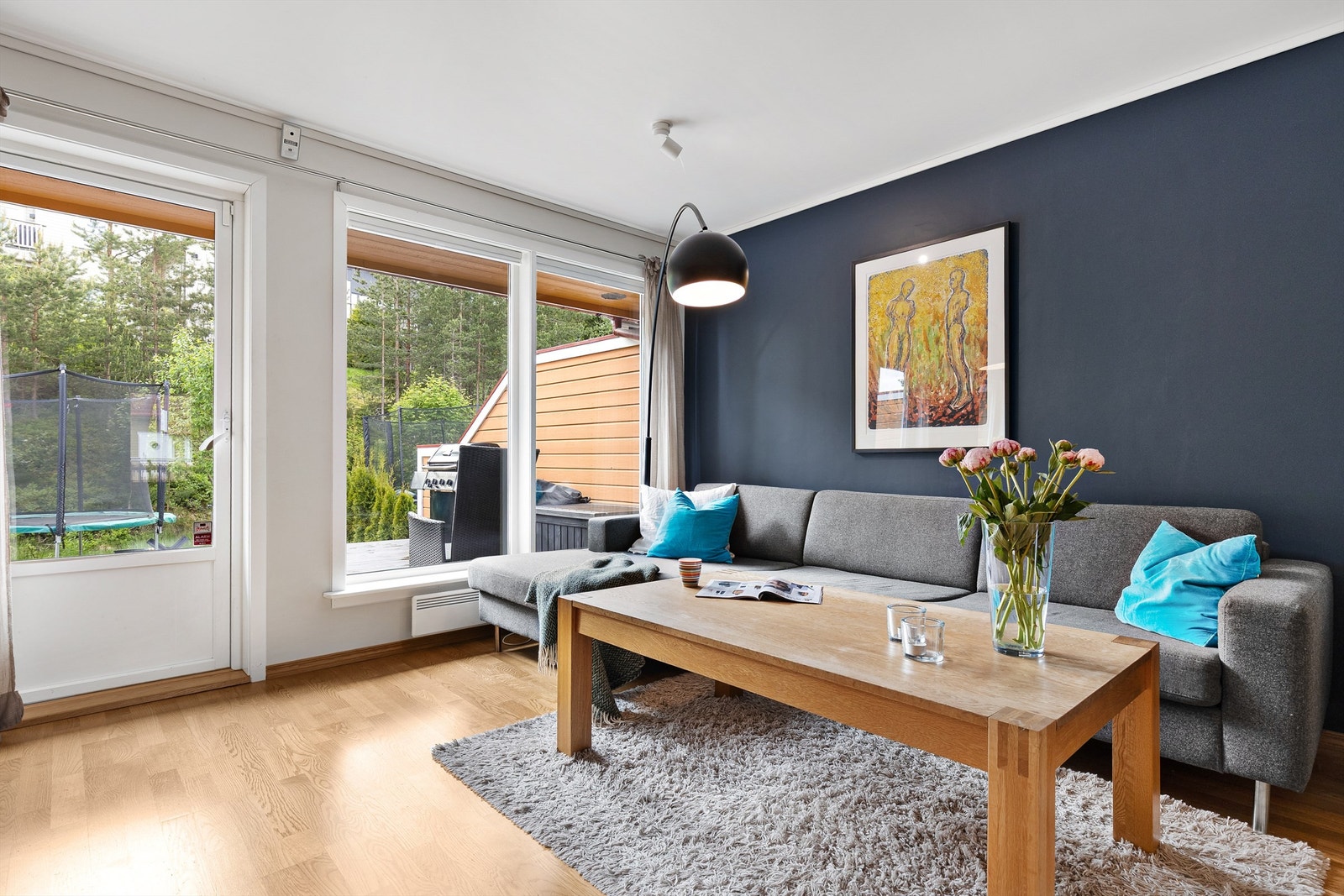 Her er det god plass til å møblere med sofa, salongbord og TV-seksjon. Det er også utgang til en stor terrasse. Galleribilde