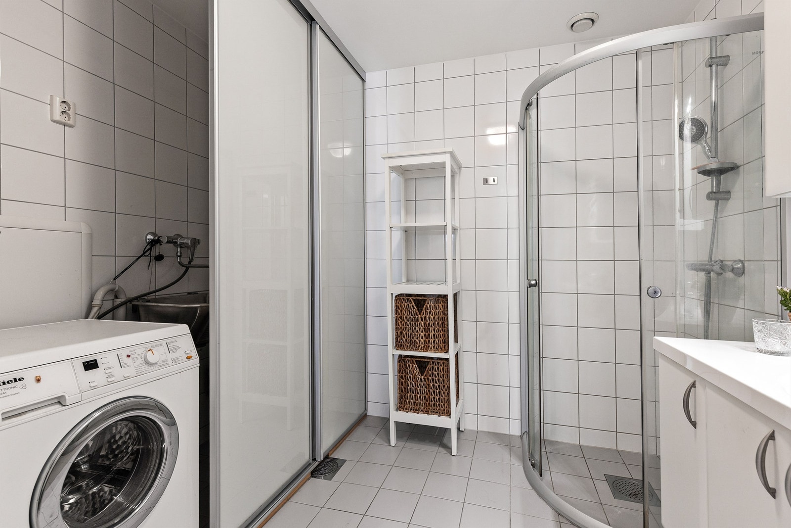 Her er det både plass og opplegg for vaskemaskin og tørketrommel, og en praktisk skyllekum. Galleribilde