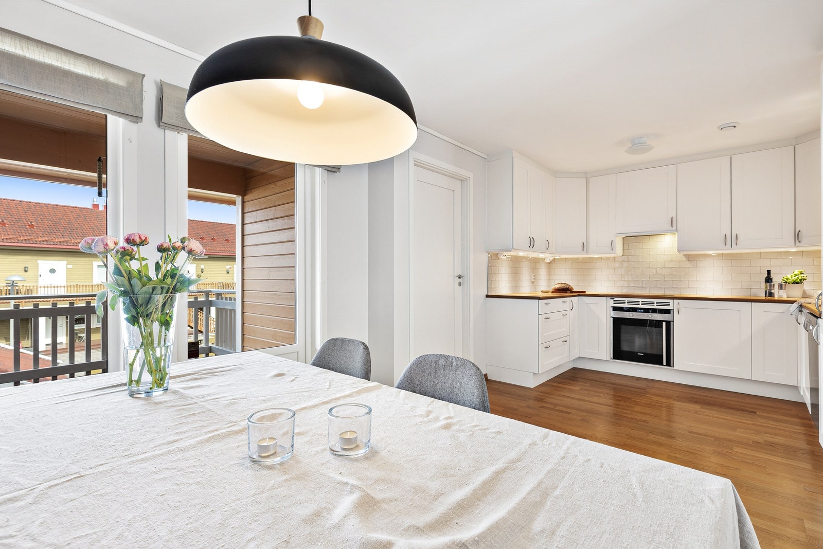 Her er også utgangen til en romslig nordøstvendt balkong. Galleribilde