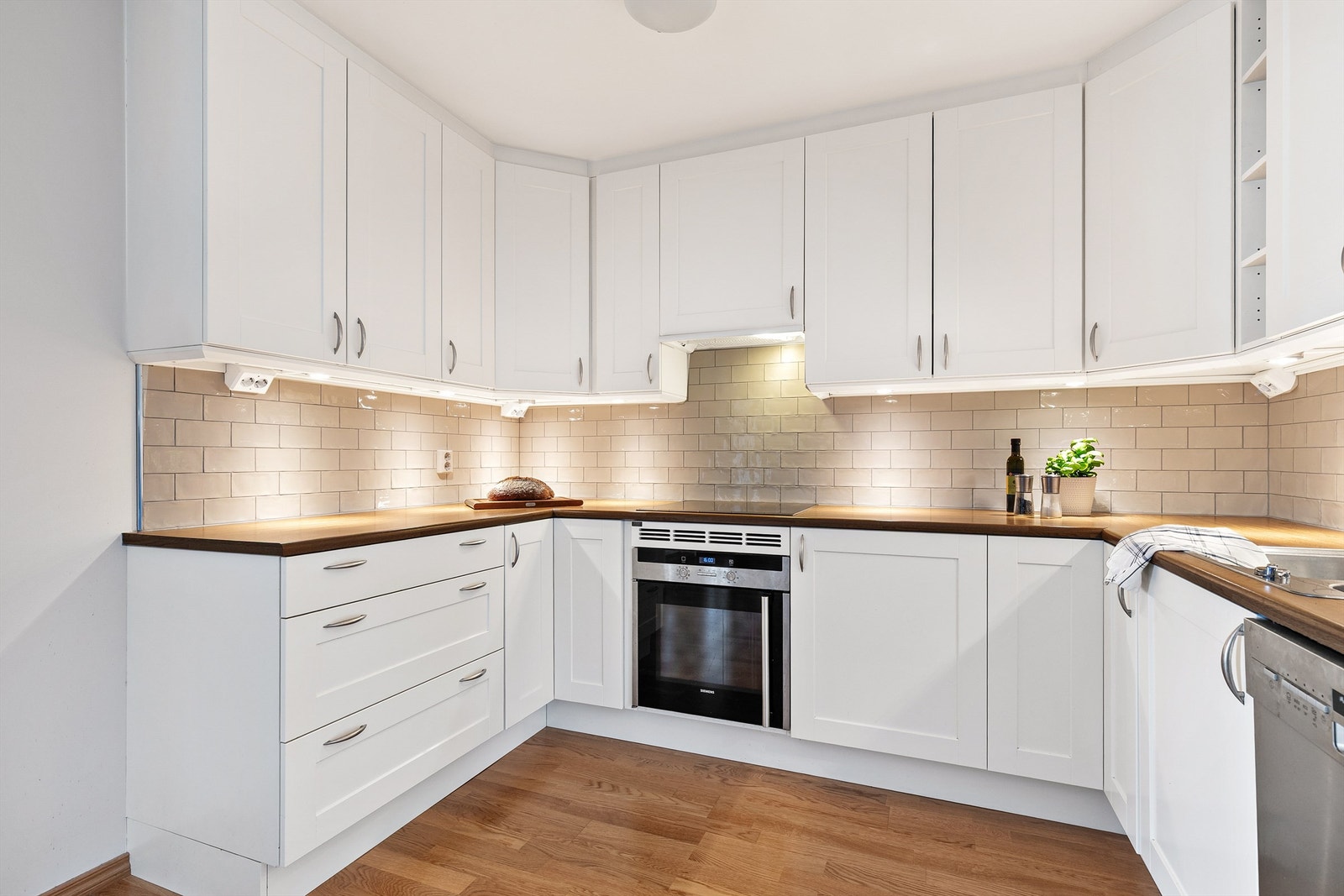 Det er rikelig med oppbevaringsplass i både skuffer og skap, og den store benkeplaten gjør det enkelt å tilberede gode måltider. Galleribilde