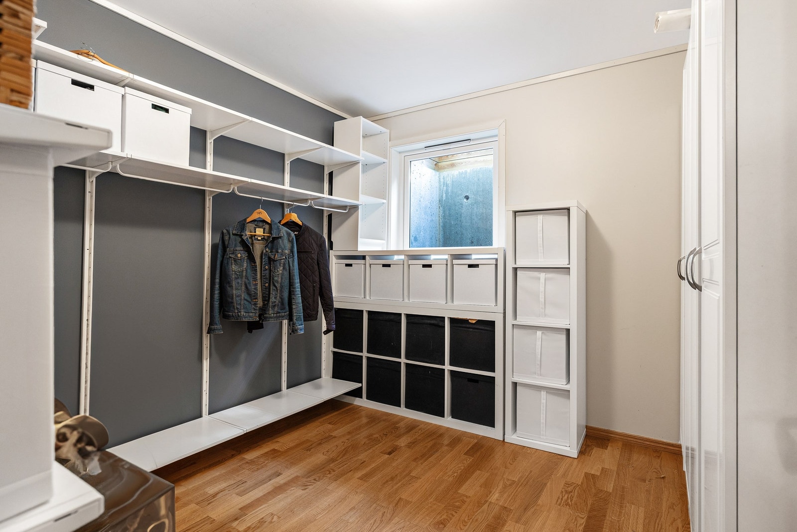 Boden er av god størrelse og har rikelig med praktisk oppbevaringsplass. Galleribilde